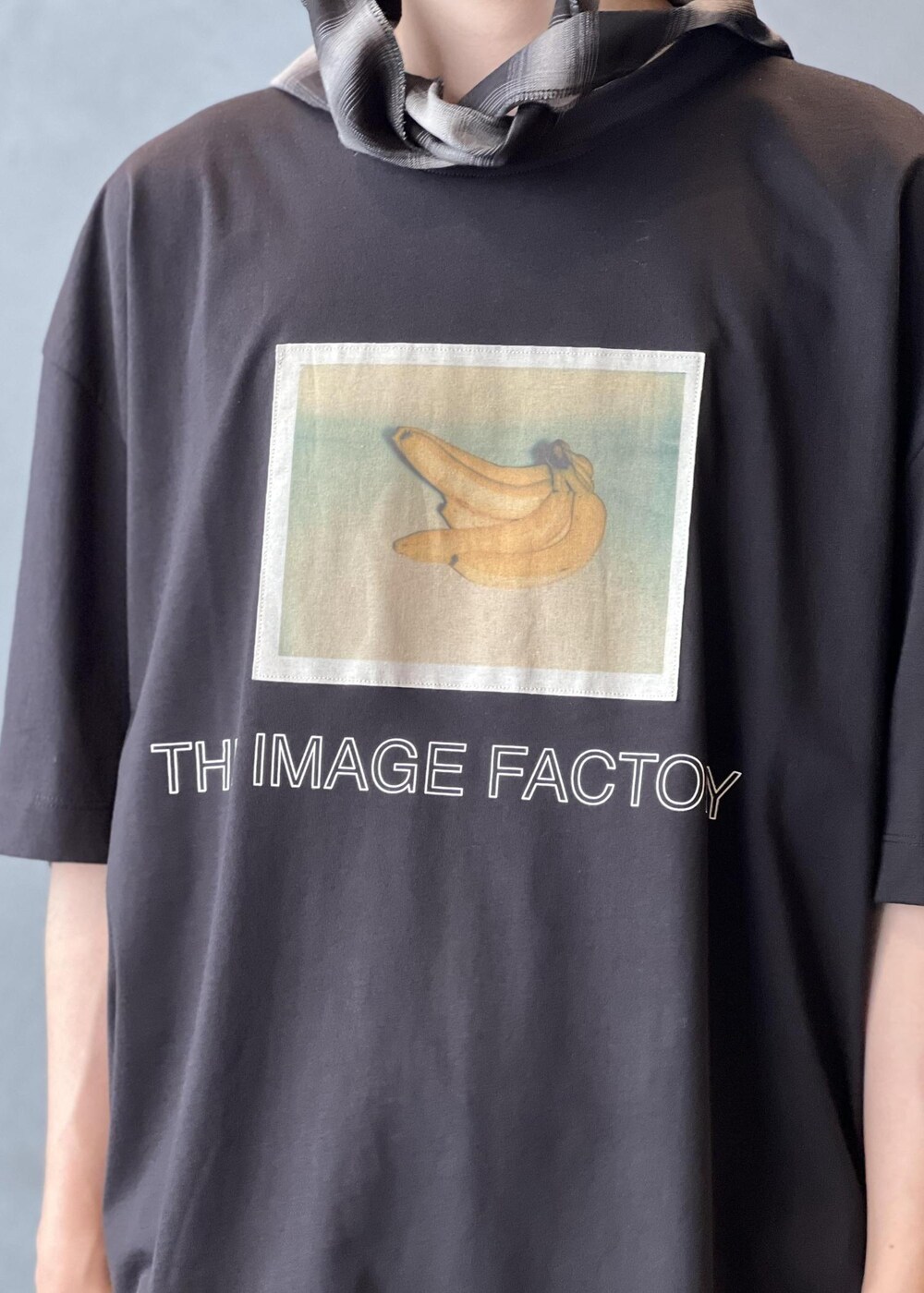 ブルー系のスラックス、ブラック系のTシャツ/カットソー、ブラック系のサングラスを着用したメンズの夏コーディネートの5枚目の写真