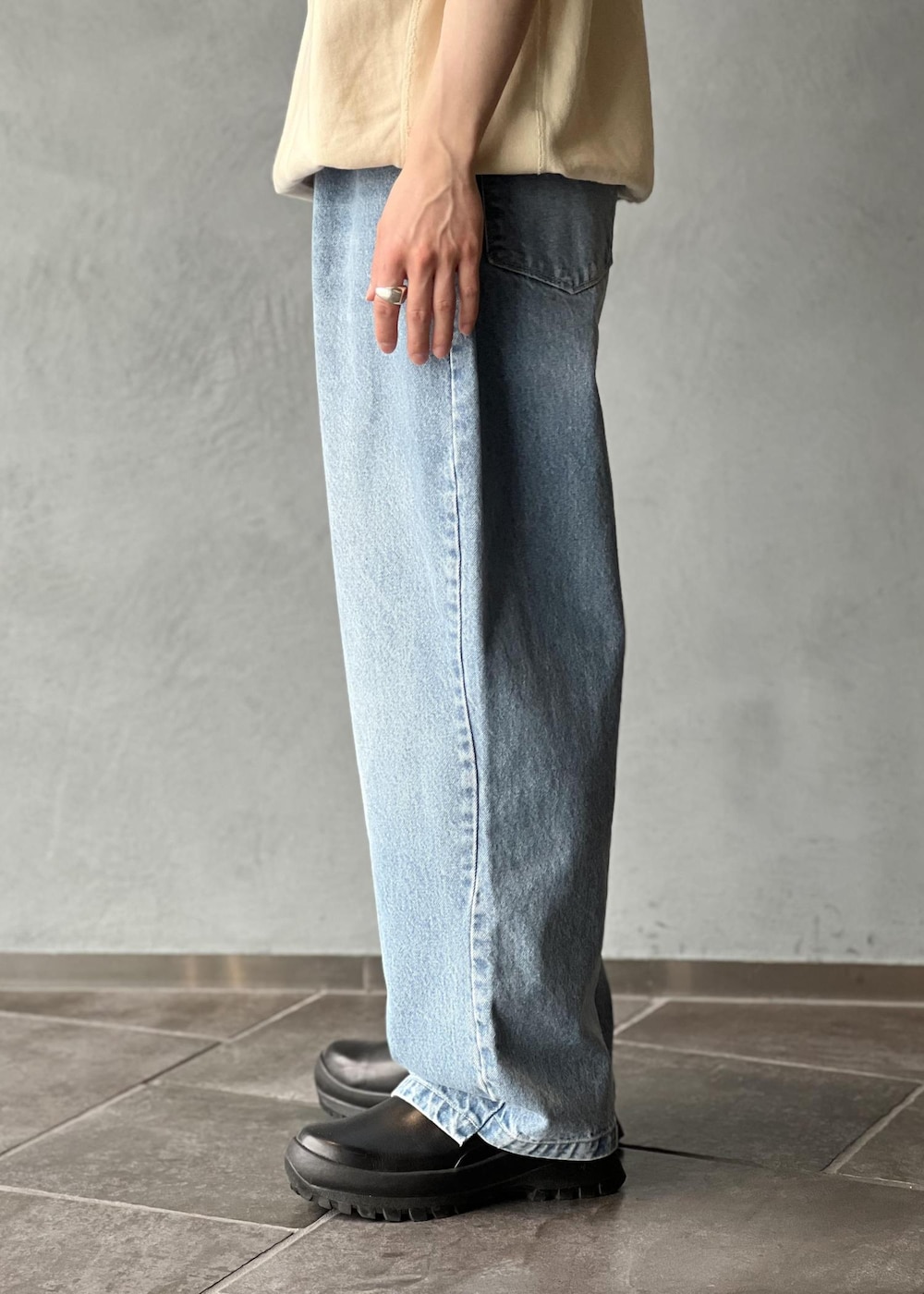 「初春コーデ、春コーデ、ADAM ET ROPÉ、トップス、Tシャツ/カットソー、パンツ、デニムパンツ、GKM25650、GKS25550、25ss_homme_exclusive、MSpecial_pickup、アクセント、ウェア、オリジナル、クリーム」｜「Championの《別注》【Champion/チャンピオン】REVERSE WEAVE SHORT SLEEVE SWEATSHIRT（Tシャツ/カットソー、ベージュ系）」を使った、kodai kanomataさん（メンズ・172cm）の春コーディネートの6枚目の写真