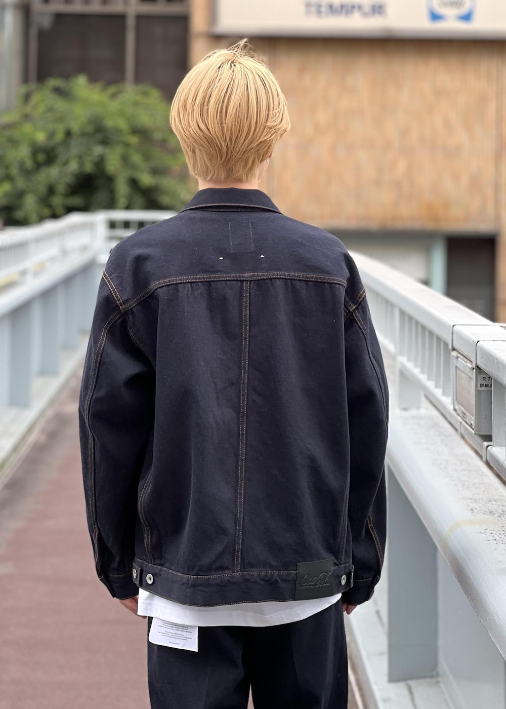 「初秋コーデ、秋コーデ、ADAM ET ROPÉ、トップス、Tシャツ/カットソー、ジャケット/アウター、デニムジャケット、パンツ、デニムパンツ、GML15050、GMM15050、GMS15050、25aw_homme_bottom、CocaCola、cocacola_adametrope」｜「ADAM ET ROPE'の【Coca-Cola】デニムジャケット / ADAM ET ROPE' JEANS -PERS-（デニムジャケット、ブルー系）」を使った、kodai kanomataさん（メンズ・172cm）の夏コーディネートの6枚目の写真