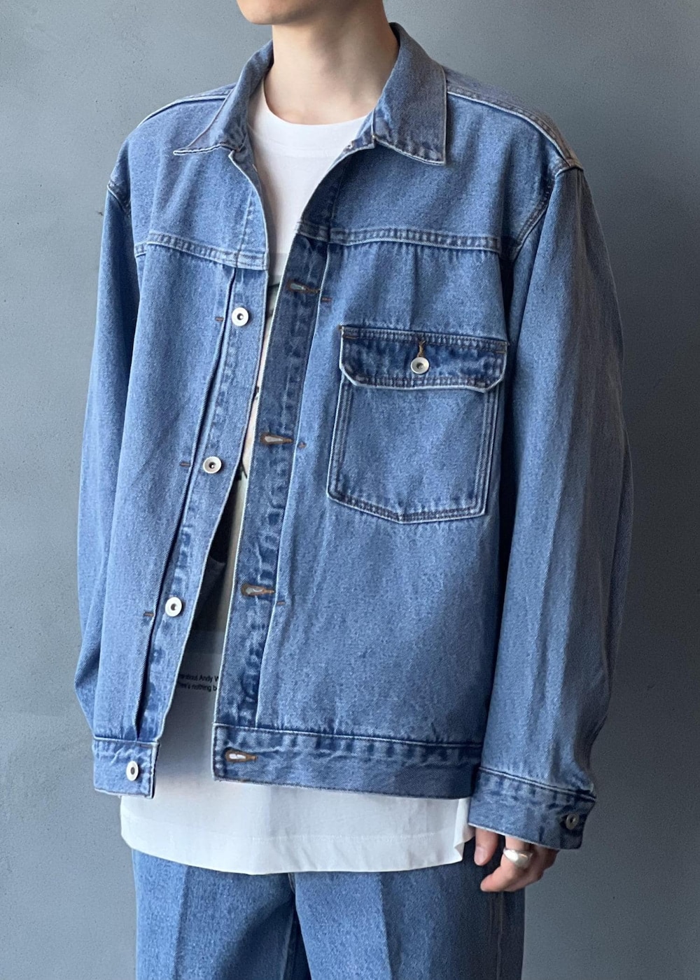 「初秋コーデ、秋コーデ」｜「ADAM ET ROPE'のブリーチ デニムジャケット / ADAM ET ROPE' JEANS -PERS-（デニムジャケット、ブルー系）」を使った、kodai kanomataさん（メンズ・172cm）の夏コーディネートの4枚目の写真