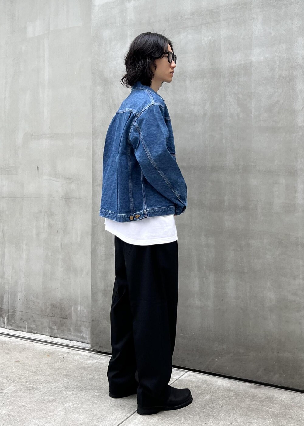 「kyou、初秋コーデ、秋コーデ、ADAM ET ROPÉ、トップス、Tシャツ/カットソー、ジャケット/アウター、デニムジャケット、パンツ、スラックス、GKL64290、GMM04320、GMS14010、24adametropeaudrey、24AW_homme_bottom」｜「ADAM ET ROPE'の【Chambrer/シャンブレ】ワイドテーパード イージー ツータック スラックス / シーズンレス / セットアップ対応（スラックス、ブラック系）」を使った、kodai kanomataさん（メンズ・172cm）の夏コーディネートの3枚目の写真