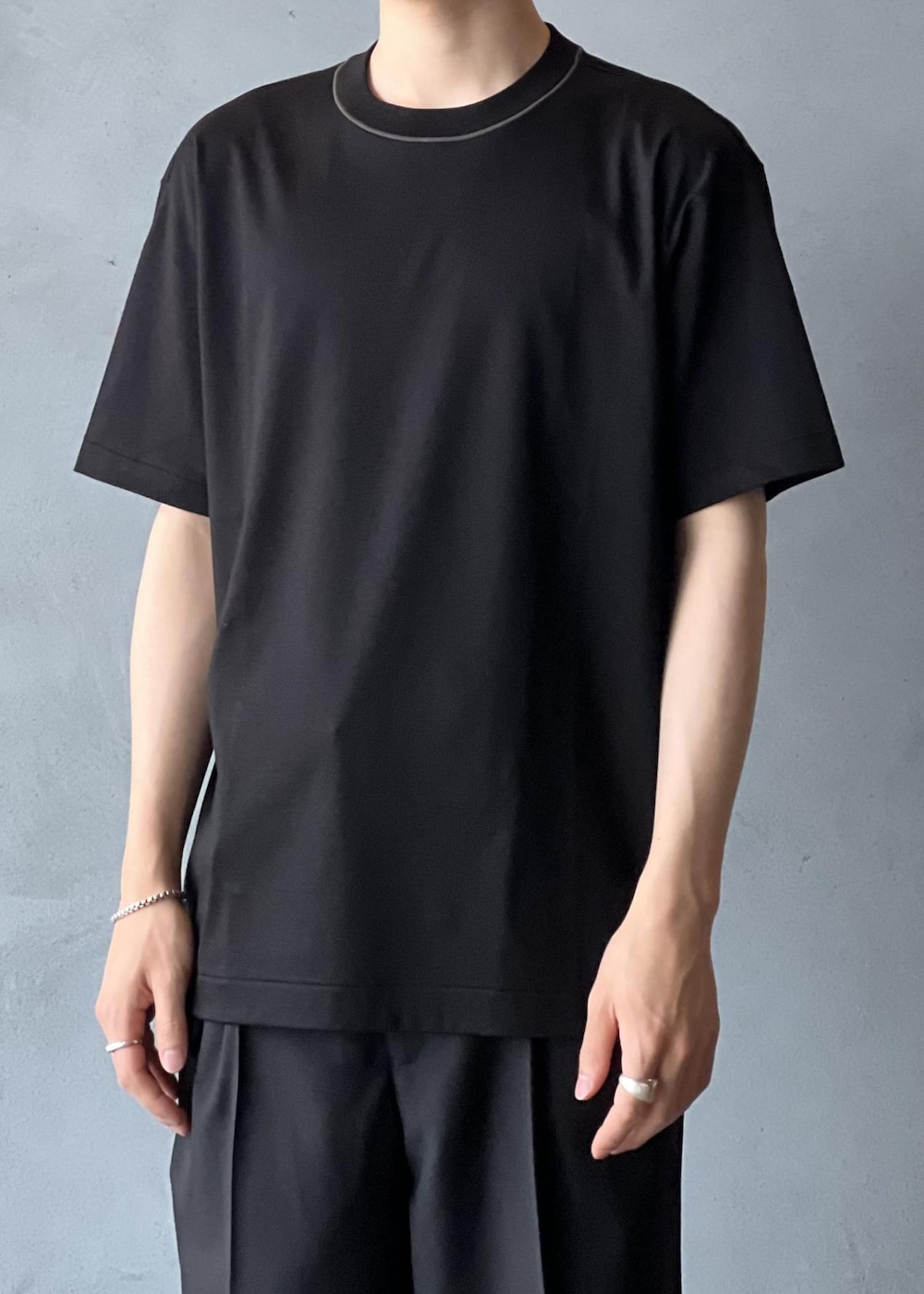 「初夏コーデ、夏コーデ、ADAM ET ROPÉ、トップス、Tシャツ/カットソー、パンツ、スラックス、GKS25820、GMM05070、TANGTANG」｜「ADAM ET ROPE'のゼロシーム スムースTEE（Tシャツ/カットソー、ブラック系）」を使った、kodai kanomataさん（メンズ・172cm）の夏コーディネートの5枚目の写真
