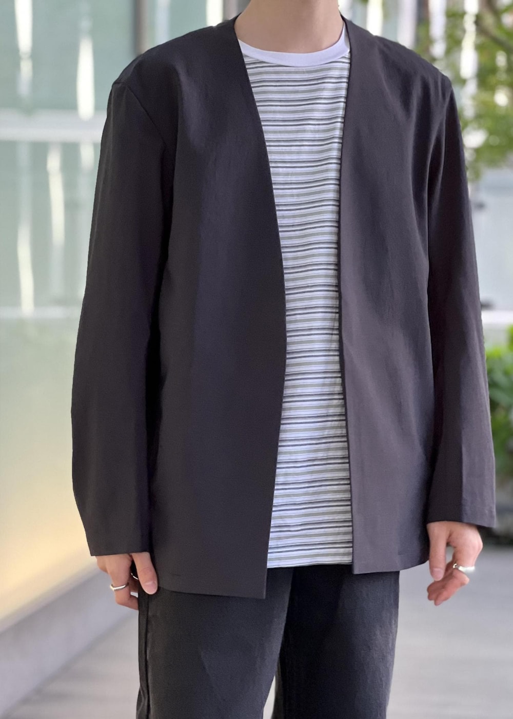 「coda、batoner、snapme_ap_widepants、ADAM ET ROPÉ、HOMME」｜「ADAM ET ROPE'の【RIRANCHA/リランチェ】ノーカラージャケット ＆ スラックス セットアップ / イージーケア / ユニセックス（セットアップ、ブラック系）」を使った、kodai kanomataさん（メンズ・172cm）の春コーディネートの3枚目の写真
