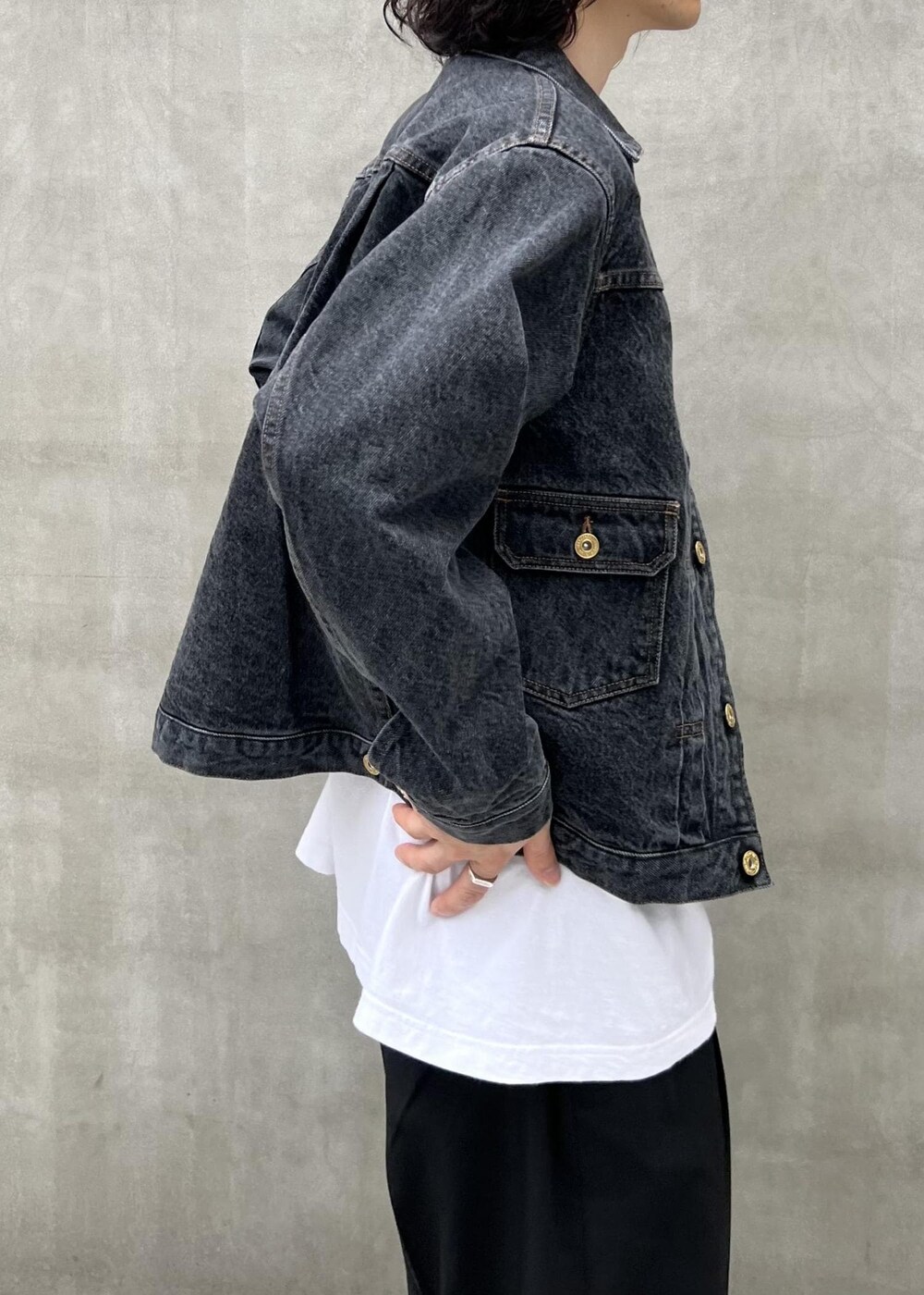 「kyou、初秋コーデ、秋コーデ、ADAM ET ROPÉ、トップス、Tシャツ/カットソー、ジャケット/アウター、デニムジャケット、パンツ、スラックス、GKL64290、GMM04320、GMS14010、24adametropeaudrey、24AW_homme_bottom」｜「ADAM ET ROPE'の【Chambrer/シャンブレ】ワイドテーパード イージー ツータック スラックス / シーズンレス / セットアップ対応（スラックス、ブラック系）」を使った、kodai kanomataさん（メンズ・172cm）の夏コーディネートの5枚目の写真