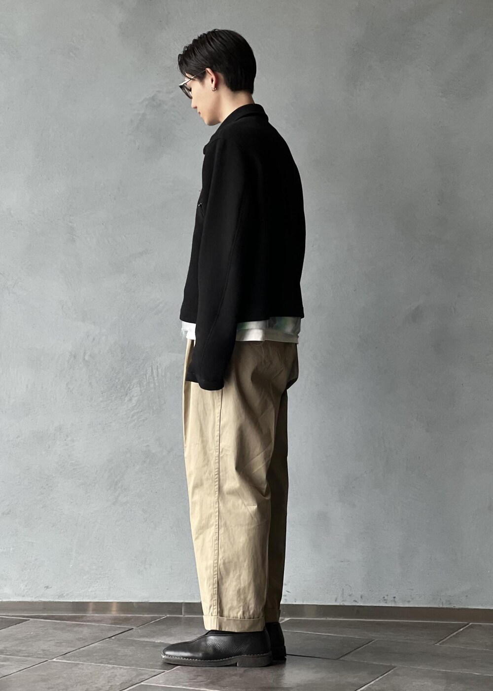 「ascot tie、初春コーデ、春コーデ、ADAM ET ROPÉ、ジャケット/アウター、ブルゾン、パンツ、チノパンツ、GKL25540、GMS05030、ウェア、カーキ、クロップド丈、コットン、コンパクト」｜「ADAM ET ROPE'の【撥水】ワンプリーツ クロップドシルエット チノパンツ（チノパンツ、ベージュ系）」を使った、kodai kanomataさん（メンズ・172cm）の春コーディネートの3枚目の写真