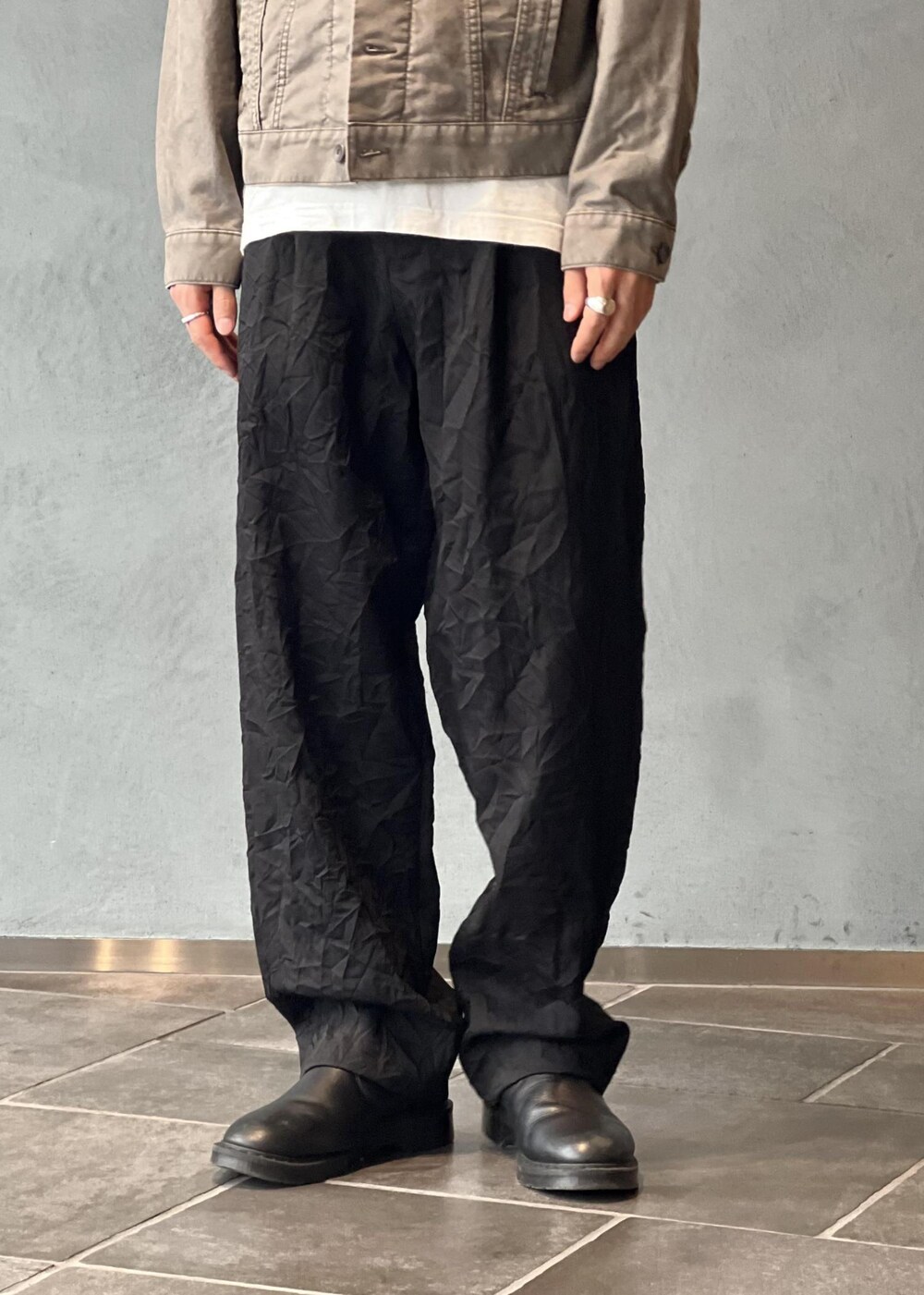 「初秋コーデ、秋コーデ、ADAM ET ROPÉ、ジャケット/アウター、その他アウター、パンツ、スラックス、GML14140、GMS14140、10point_homme、M羽織_pickup」｜「ADAM ET ROPE'の【NIKKE/ニッケ】ワッシャー ウールギャバ ワイドストレート スラックス / セットアップ対応 / ユニセックス（スラックス、ブラック系）」を使った、kodai kanomataさん（メンズ・172cm）の秋コーディネートの6枚目の写真