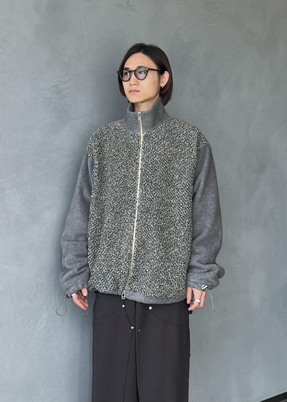 ブラック系のその他パンツを着用したメンズの冬コーディネートの2枚目の写真