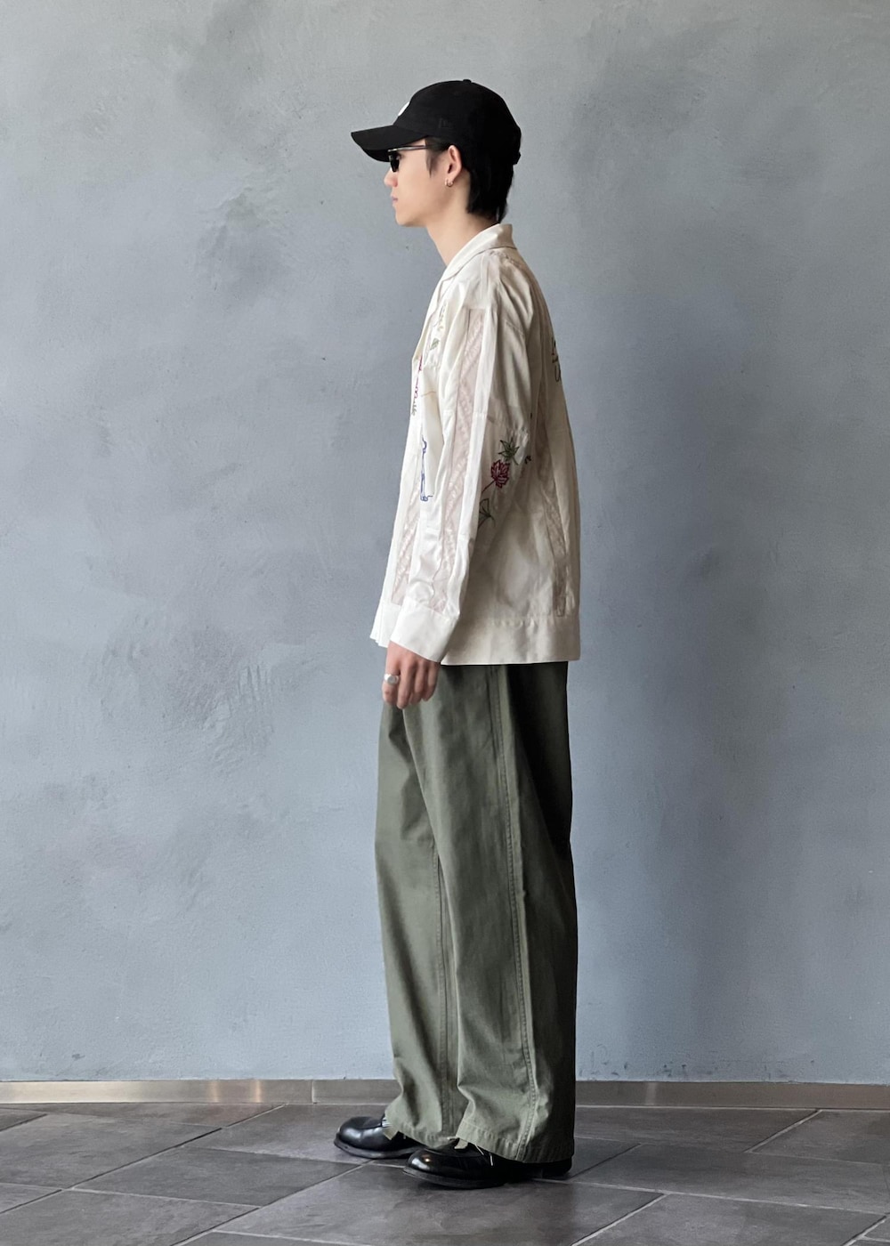 グリーン系のその他パンツを着用したメンズの春コーディネートの3枚目の写真