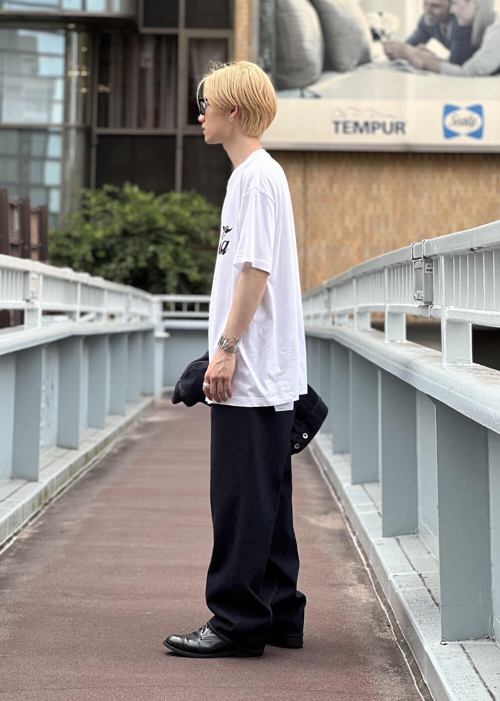 ホワイト系のTシャツ/カットソー、ブルー系のデニムパンツを着用したメンズの夏コーディネートの3枚目の写真