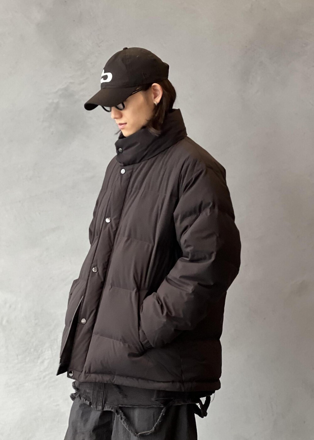 「ADAM ET ROPE'の【ACT_02 Ginz】CLASSIC DOWN JACKET / UNISEX / 650 FILL POWER（ダウンジャケット/コート、ブラック系）」を使った、kodai kanomataさん（メンズ・172cm）の秋コーディネートの6枚目の写真