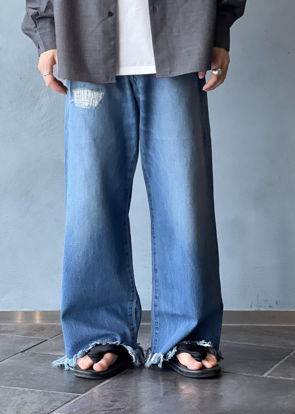 グレー系のシャツ/ブラウスを着用したメンズの夏コーディネートの6枚目の写真