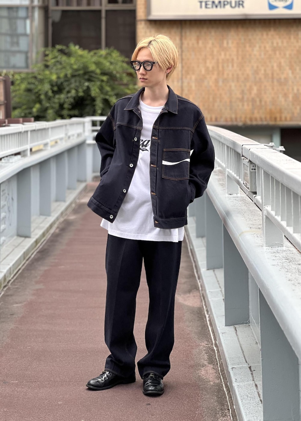 「初秋コーデ、秋コーデ、ADAM ET ROPÉ、トップス、Tシャツ/カットソー、ジャケット/アウター、デニムジャケット、パンツ、デニムパンツ、GML15050、GMM15050、GMS15050、25aw_homme_bottom、CocaCola、cocacola_adametrope」｜「ADAM ET ROPE'の【Coca-Cola】デニムジャケット / ADAM ET ROPE' JEANS -PERS-（デニムジャケット、ブルー系）」を使った、kodai kanomataさん（メンズ・172cm）の夏コーディネートの2枚目の写真