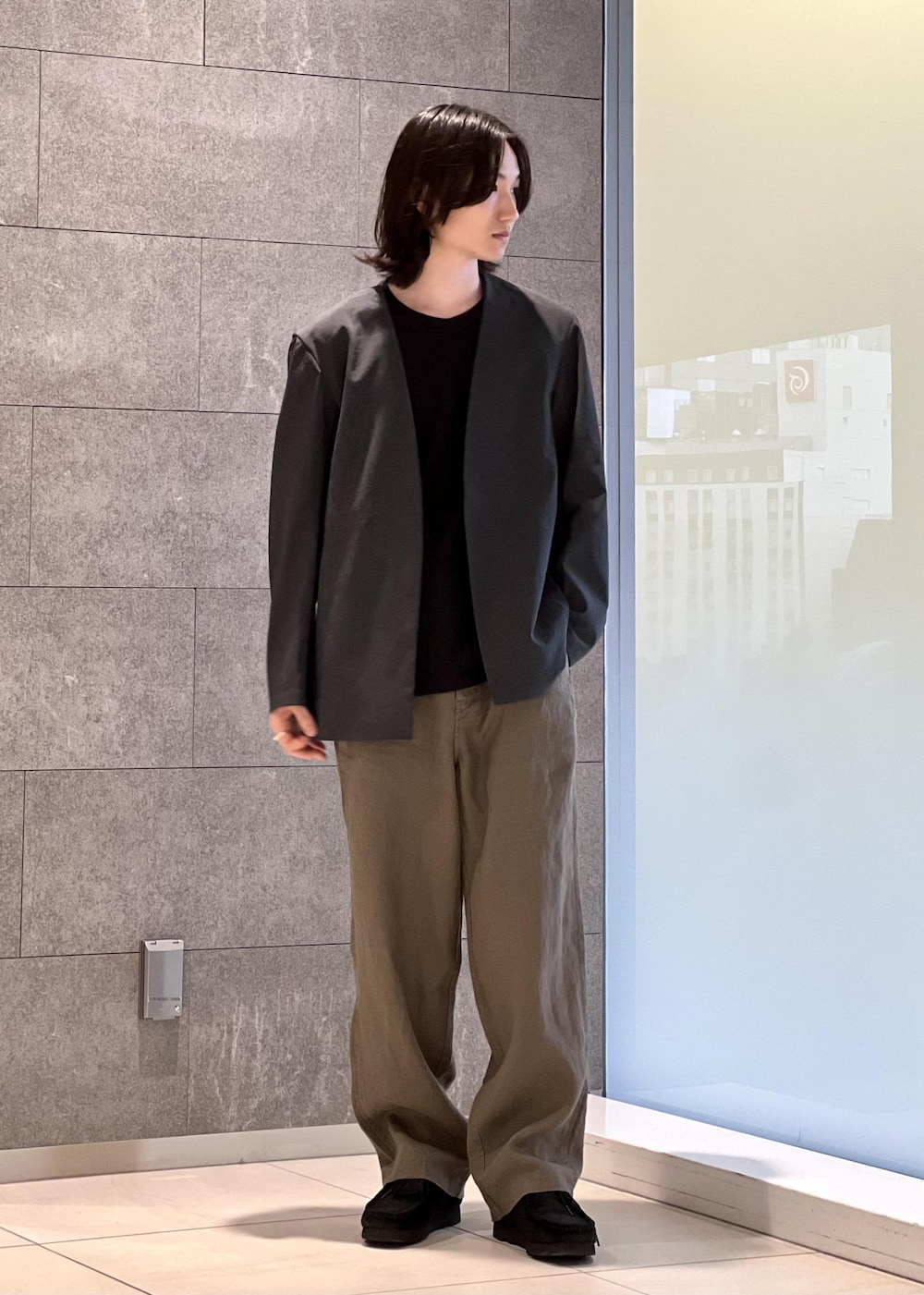 「ADAM ET ROPÉ、HOMME、セットアイテム、アースカラー」｜「ADAM ET ROPE'の2点セット【RIRANCHA / リランチェ】セットアップ / ノーカラージャケット＆イージーパンツ / イージーケア / ユニセックス（セットアップ、グリーン系）」を使った、kodai kanomataさん（メンズ・172cm）の春コーディネートの2枚目の写真