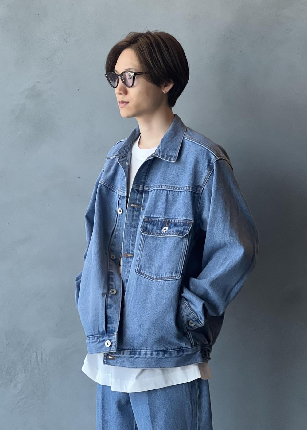 「初秋コーデ、秋コーデ」｜「ADAM ET ROPE'のブリーチ デニムジャケット / ADAM ET ROPE' JEANS -PERS-（デニムジャケット、ブルー系）」を使った、kodai kanomataさん（メンズ・172cm）の夏コーディネートの5枚目の写真