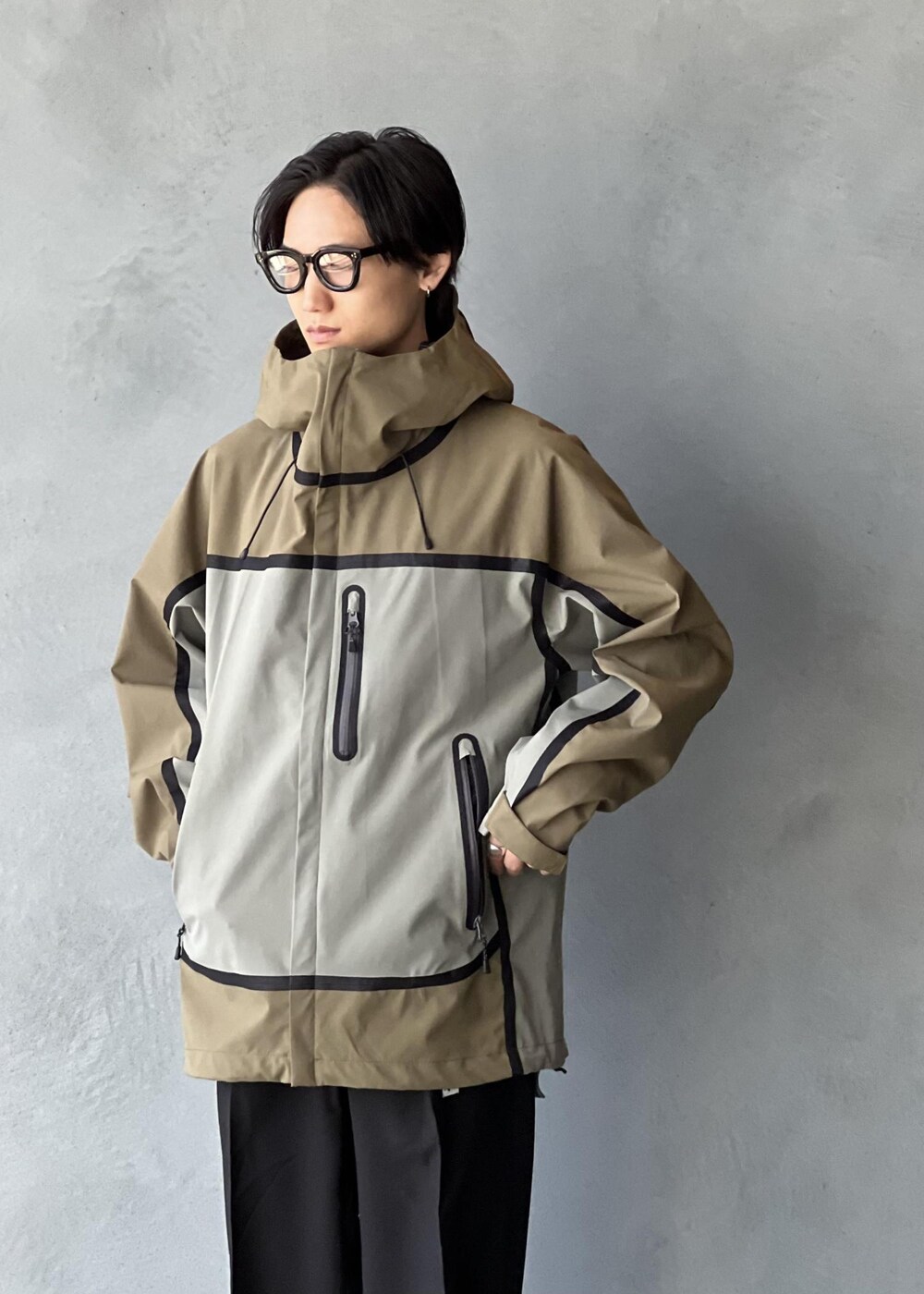 「初春コーデ、春コーデ、ADAM ET ROPÉ、トップス、その他トップス、パンツ、GKL25070、GKS25020、25ss_homme_exclusive、MBUYER'S_pickup、MSpecial_pickup」｜「Gramicciの《別注》【GRAMICCI/グラミチ】2WAY STRETCH WIDE STRAIGHT（スラックス、ブラック系）」を使った、kodai kanomataさん（メンズ・172cm）の冬コーディネートの4枚目の写真