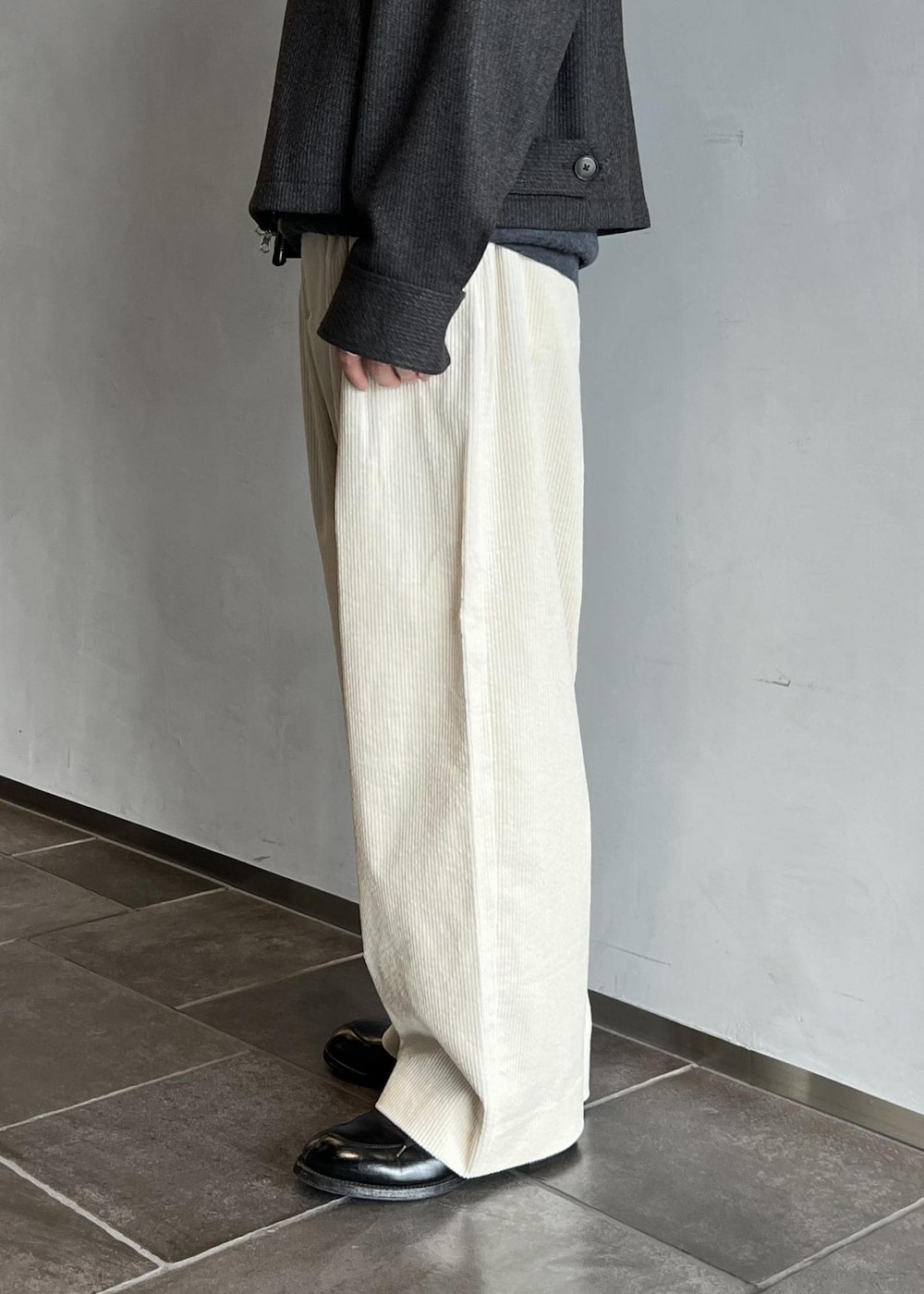 ホワイト系のその他パンツ、ブラウン系のブルゾンを着用したメンズの秋コーディネートの6枚目の写真