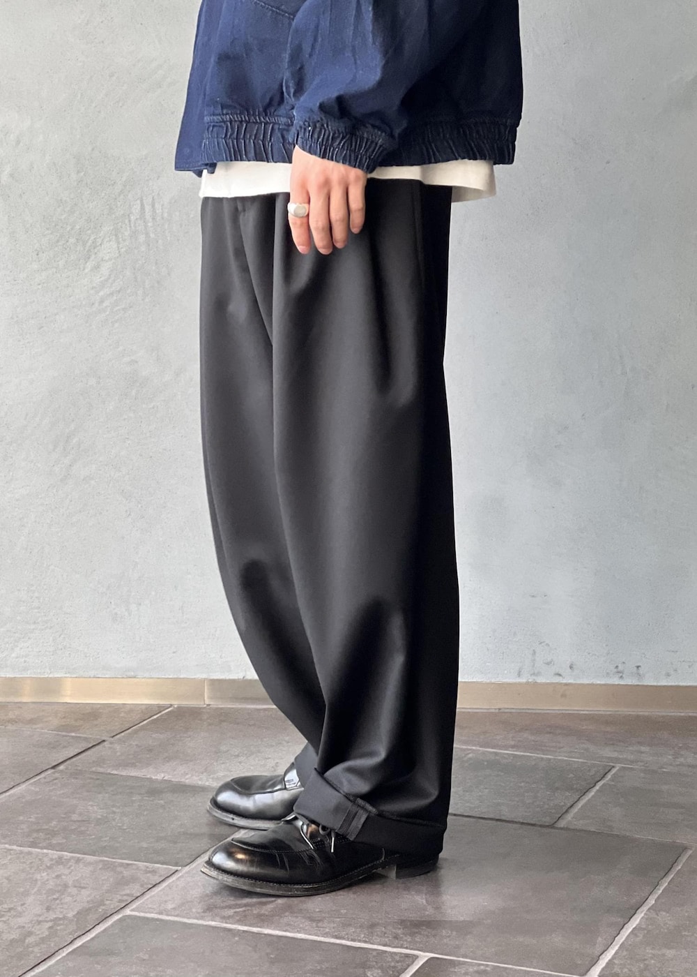 「ジャケット/アウター、ブルゾン、パンツ、GKS64560、GML05100、24AW40、ADAM ET ROPE'_JEANS、adametrope_jeans、初春コーデ、春コーデ、初秋コーデ、秋コーデ、大人カジュアル、カジュアルコーデ、シンプルコーデ」｜「ADAM ET ROPE'のデニム ボマージャケット / ADAM ET ROPE' JEANS -FILM-（デニムジャケット、ブルー系）」を使った、kodai kanomataさん（メンズ・172cm）の冬コーディネートの7枚目の写真
