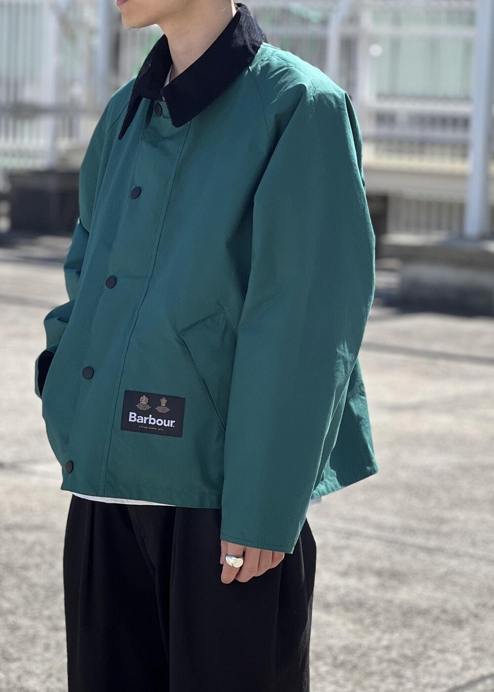 「barbour、ADAM ET ROPÉ、HOMME」｜「Barbourの《別注》【BARBOUR/バブアー】TRANSPORT リバーシブルブルゾン / 本国生産 / ロイヤルワラント / UNISEX（ブルゾン、ブラック系）」を使った、kodai kanomataさん（メンズ・172cm）の春コーディネートの2枚目の写真