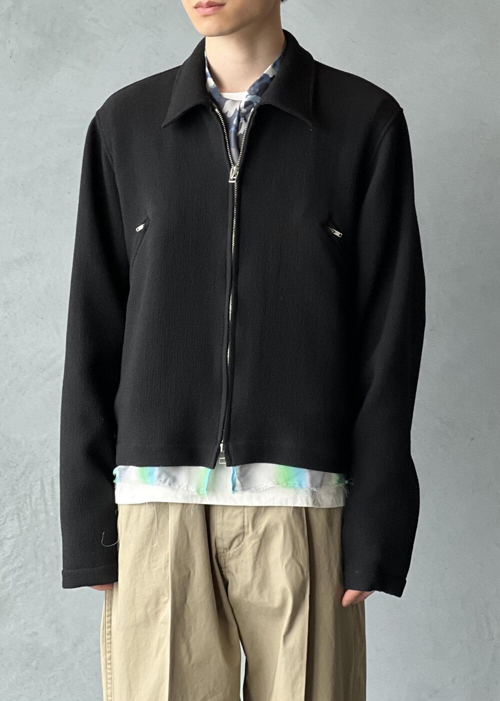 「ascot tie、初春コーデ、春コーデ、ADAM ET ROPÉ、ジャケット/アウター、ブルゾン、パンツ、チノパンツ、GKL25540、GMS05030、ウェア、カーキ、クロップド丈、コットン、コンパクト」｜「ADAM ET ROPE'の【撥水】ワンプリーツ クロップドシルエット チノパンツ（チノパンツ、ベージュ系）」を使った、kodai kanomataさん（メンズ・172cm）の春コーディネートの5枚目の写真