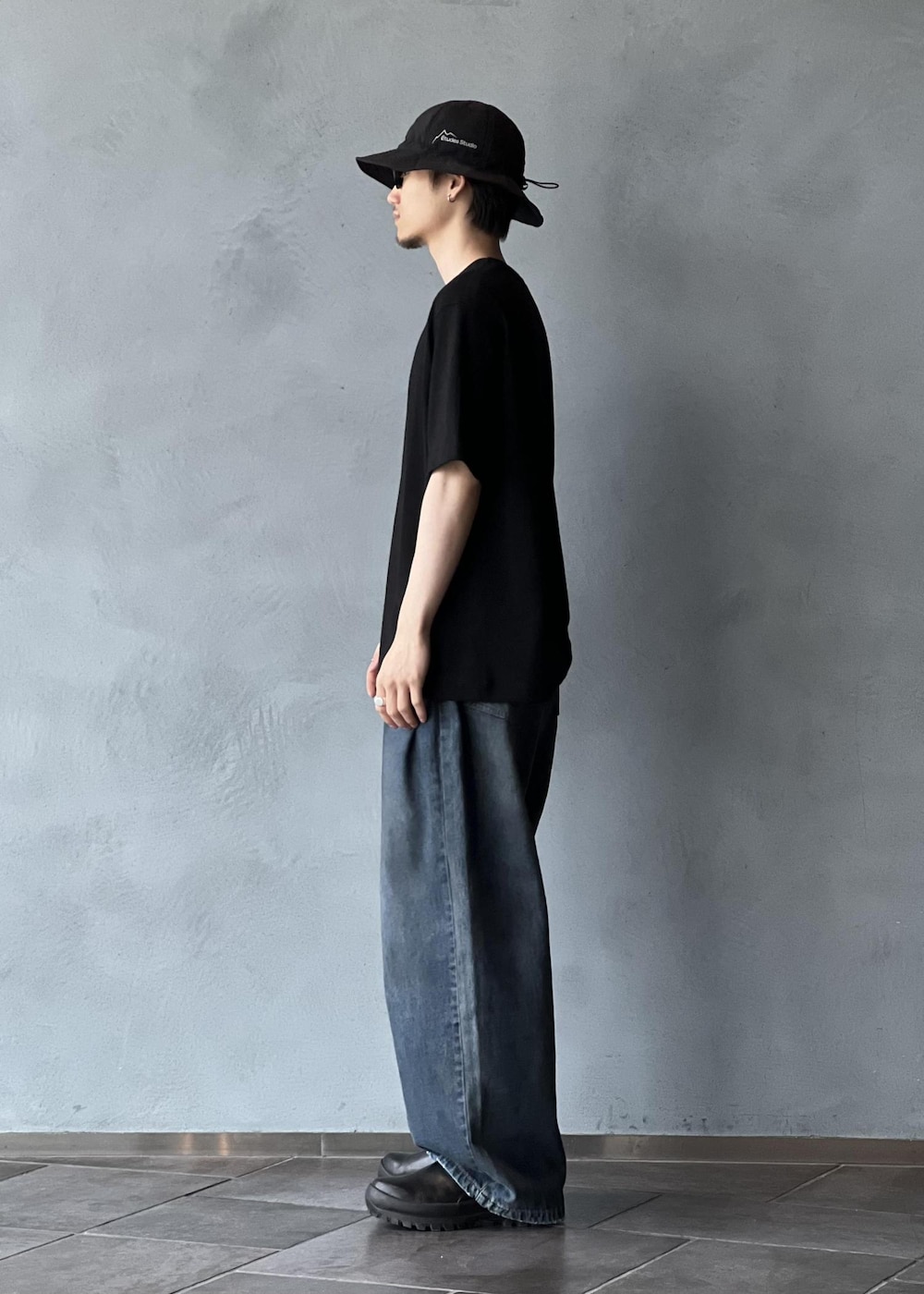 「春コーデ、初夏コーデ、夏コーデ、ADAM ET ROPÉ、トップス、Tシャツ/カットソー、パンツ、デニムパンツ、GKS25680、GMM05010、Tシャツ、あたたかい、きれいに見える、ゆったり、インナーとして」｜「ADAM ET ROPE'の【NIKKE】ウール天竺 ハーフスリーブ ニットT（Tシャツ/カットソー、ブラック系）」を使った、kodai kanomataさん（メンズ・172cm）の夏コーディネートの2枚目の写真