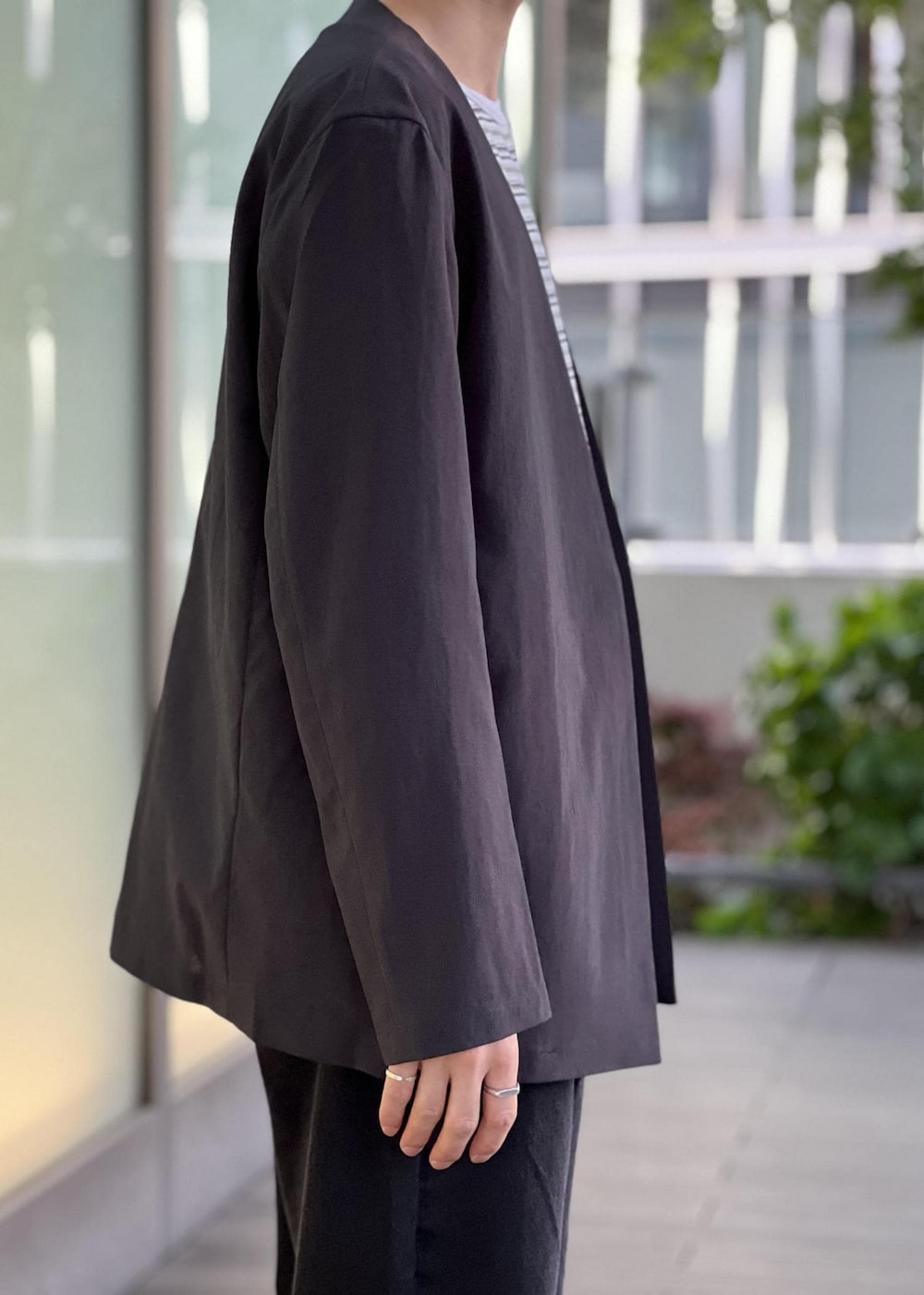 「coda、batoner、snapme_ap_widepants、ADAM ET ROPÉ、HOMME」｜「ADAM ET ROPE'の【RIRANCHA/リランチェ】ノーカラージャケット ＆ スラックス セットアップ / イージーケア / ユニセックス（セットアップ、ブラック系）」を使った、kodai kanomataさん（メンズ・172cm）の春コーディネートの4枚目の写真