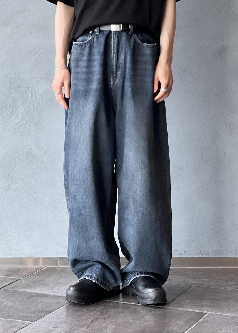「春コーデ、初夏コーデ、夏コーデ、ADAM ET ROPÉ、トップス、Tシャツ/カットソー、パンツ、デニムパンツ、GKS25680、GMM05010、Tシャツ、あたたかい、きれいに見える、ゆったり、インナーとして」｜「ADAM ET ROPE'の【NIKKE】ウール天竺 ハーフスリーブ ニットT（Tシャツ/カットソー、ブラック系）」を使った、kodai kanomataさん（メンズ・172cm）の夏コーディネートの6枚目の写真