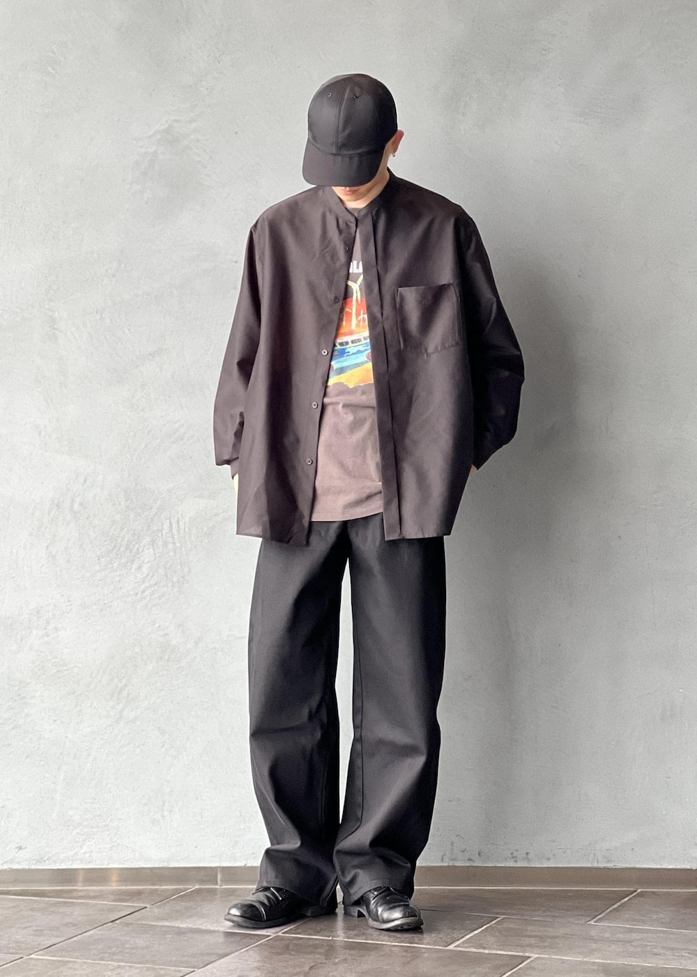 「春コーデ、初夏コーデ、夏コーデ、ADAM ET ROPÉ、トップス、シャツ/ブラウス、パンツ、デニムパンツ、GKS25080、GMG05180、RAIN ITEM、SUMMER SHIRTS、summer_shirts、アクセント、アクセントとして」｜「ADAM ET ROPE'の【ACT/アクト】超軽量 オーバーサイズ シアー バンドカラーシャツ / 速乾 / ストレッチ / イージーケア（シャツ/ブラウス、ブラック系）」を使った、kodai kanomataさん（メンズ・172cm）の夏コーディネートの2枚目の写真
