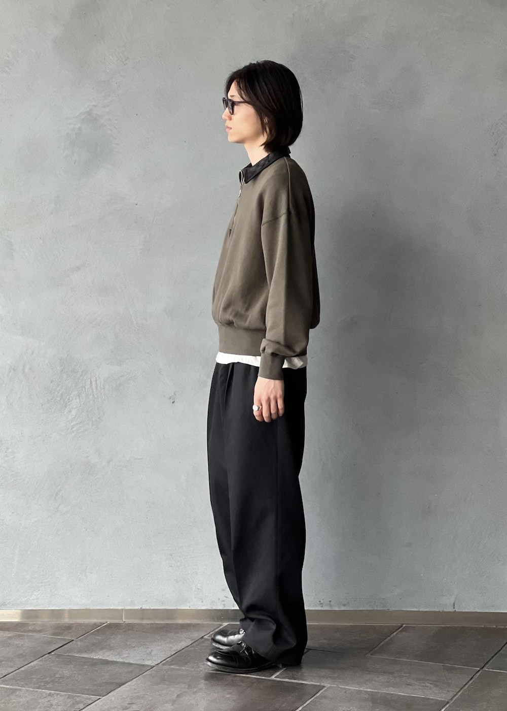 ブラック系のデニムパンツ、グリーン系のスウェットを着用したメンズの冬コーディネートの2枚目の写真