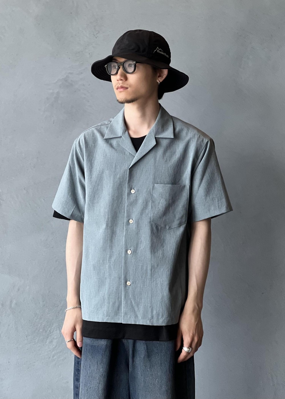 「春コーデ、初夏コーデ、夏コーデ、ADAM ET ROPÉ、パンツ、デニムパンツ、スーツ/ネクタイ、セットアップ、GKS25680、GMY05010、25ss_homme_setup、25ss_rirancha、homme_setup、RIRANCHA_pickup、Tシャツ」｜「ADAM ET ROPE'の吸水速乾【RIRANCHA】セットアップ / オープンカラーシャツ & スラックス（セットアップ、ブルー系）」を使った、kodai kanomataさん（メンズ・172cm）の夏コーディネートの4枚目の写真