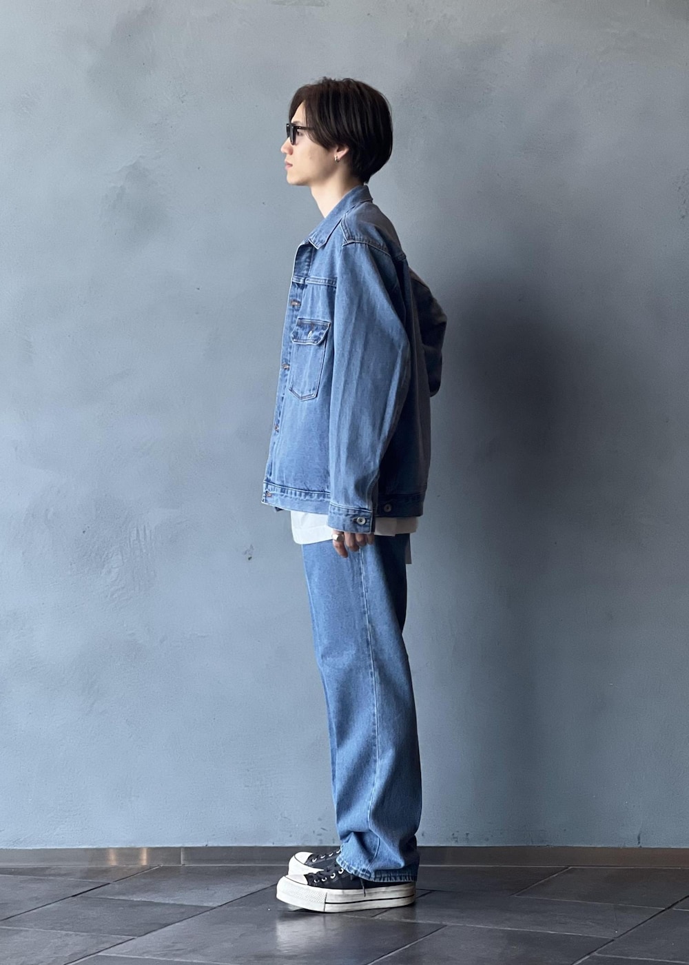 「初秋コーデ、秋コーデ」｜「ADAM ET ROPE'のブリーチ デニムジャケット / ADAM ET ROPE' JEANS -PERS-（デニムジャケット、ブルー系）」を使った、kodai kanomataさん（メンズ・172cm）の夏コーディネートの2枚目の写真