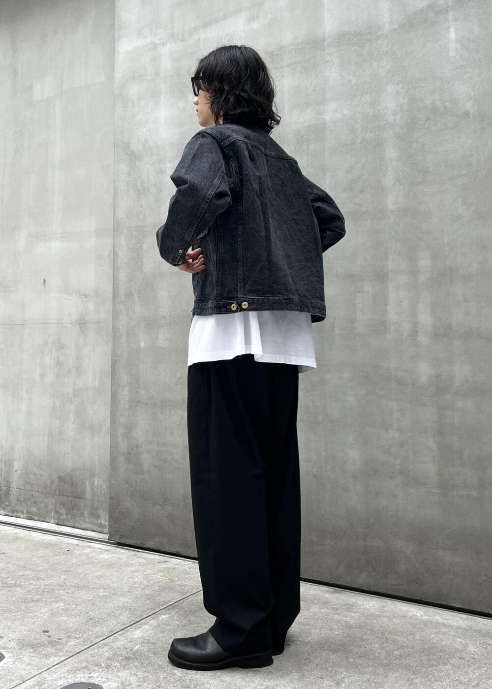 「kyou、初秋コーデ、秋コーデ、ADAM ET ROPÉ、トップス、Tシャツ/カットソー、ジャケット/アウター、デニムジャケット、パンツ、スラックス、GKL64290、GMM04320、GMS14010、24adametropeaudrey、24AW_homme_bottom」｜「ADAM ET ROPE'の【Chambrer/シャンブレ】ワイドテーパード イージー ツータック スラックス / シーズンレス / セットアップ対応（スラックス、ブラック系）」を使った、kodai kanomataさん（メンズ・172cm）の夏コーディネートの2枚目の写真