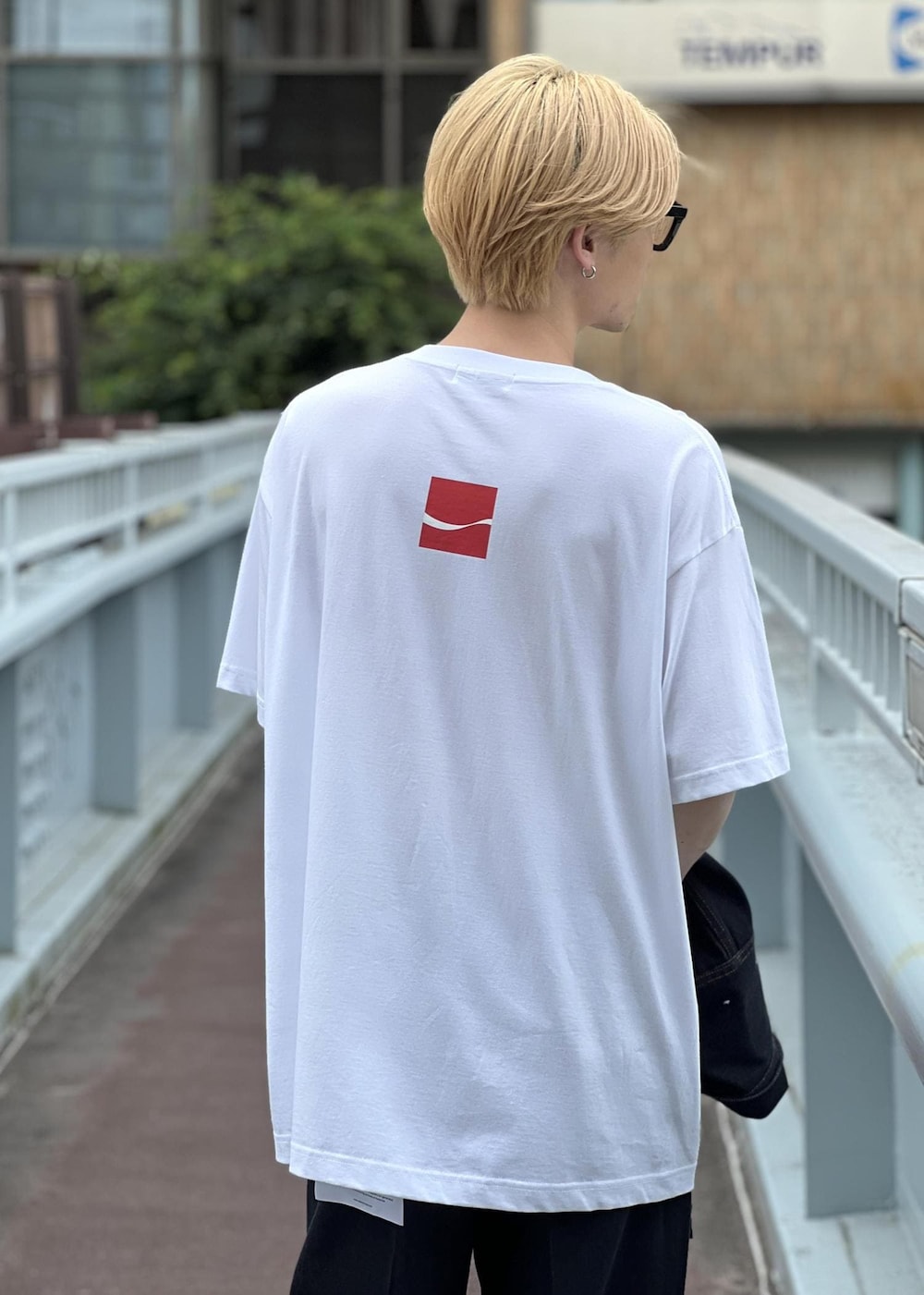 ホワイト系のTシャツ/カットソー、ブルー系のデニムパンツを着用したメンズの夏コーディネートの5枚目の写真