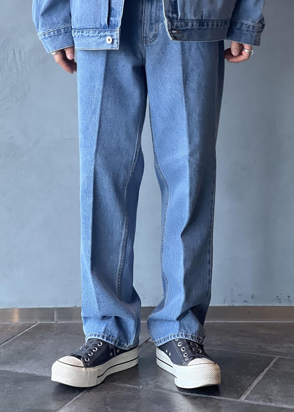 「初秋コーデ、秋コーデ」｜「ADAM ET ROPE'のブリーチ デニムジャケット / ADAM ET ROPE' JEANS -PERS-（デニムジャケット、ブルー系）」を使った、kodai kanomataさん（メンズ・172cm）の夏コーディネートの6枚目の写真