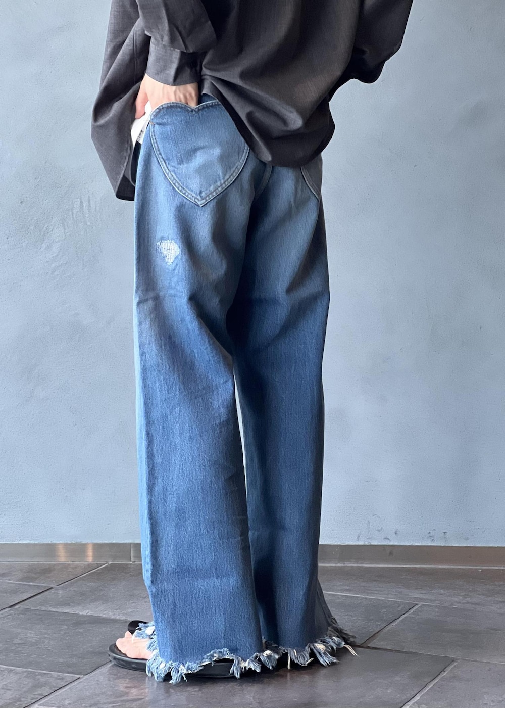 グレー系のシャツ/ブラウスを着用したメンズの夏コーディネートの7枚目の写真