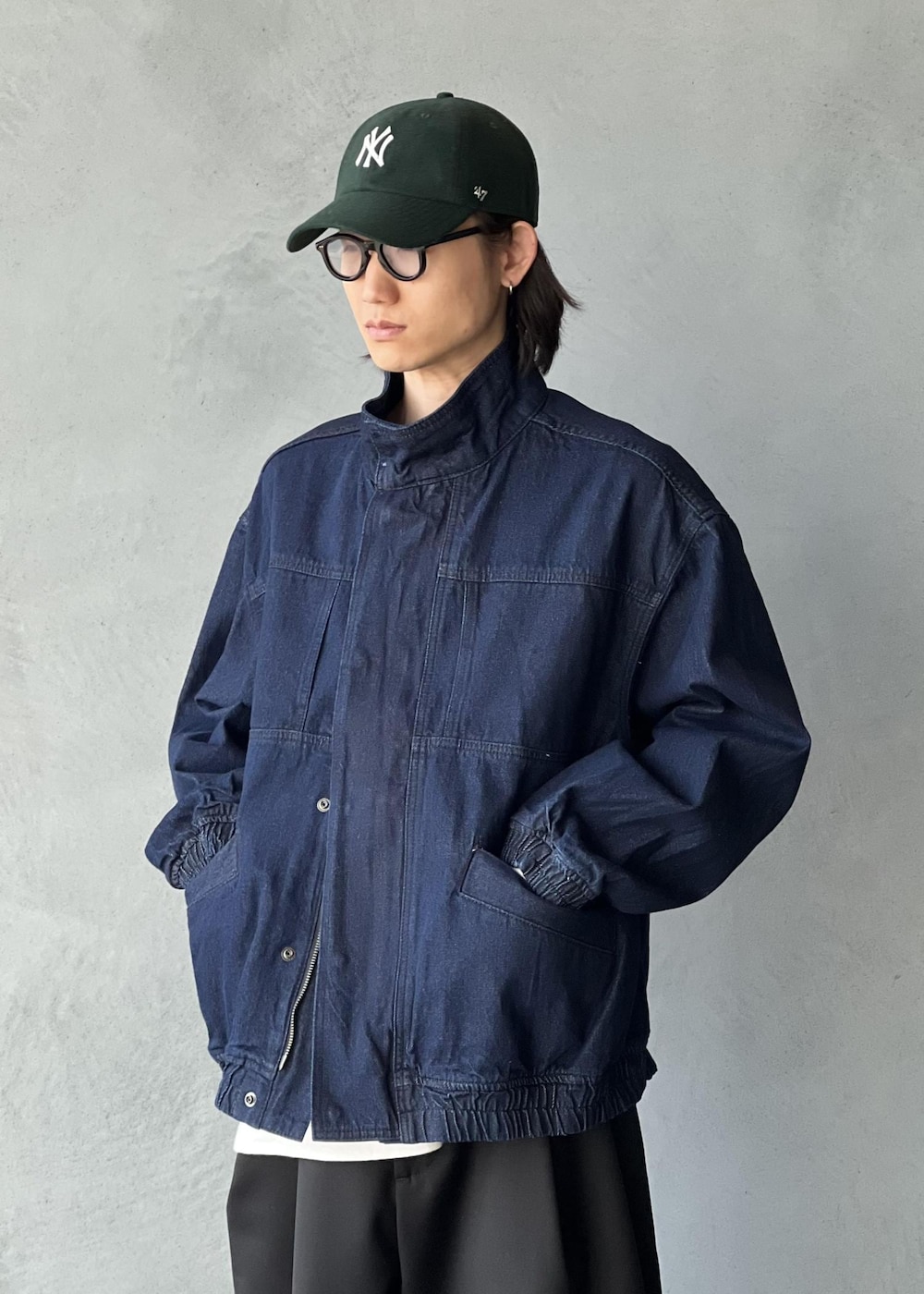 「ジャケット/アウター、ブルゾン、パンツ、GKS64560、GML05100、24AW40、ADAM ET ROPE'_JEANS、adametrope_jeans、初春コーデ、春コーデ、初秋コーデ、秋コーデ、大人カジュアル、カジュアルコーデ、シンプルコーデ」｜「ADAM ET ROPE'のデニム ボマージャケット / ADAM ET ROPE' JEANS -FILM-（デニムジャケット、ブルー系）」を使った、kodai kanomataさん（メンズ・172cm）の冬コーディネートの5枚目の写真