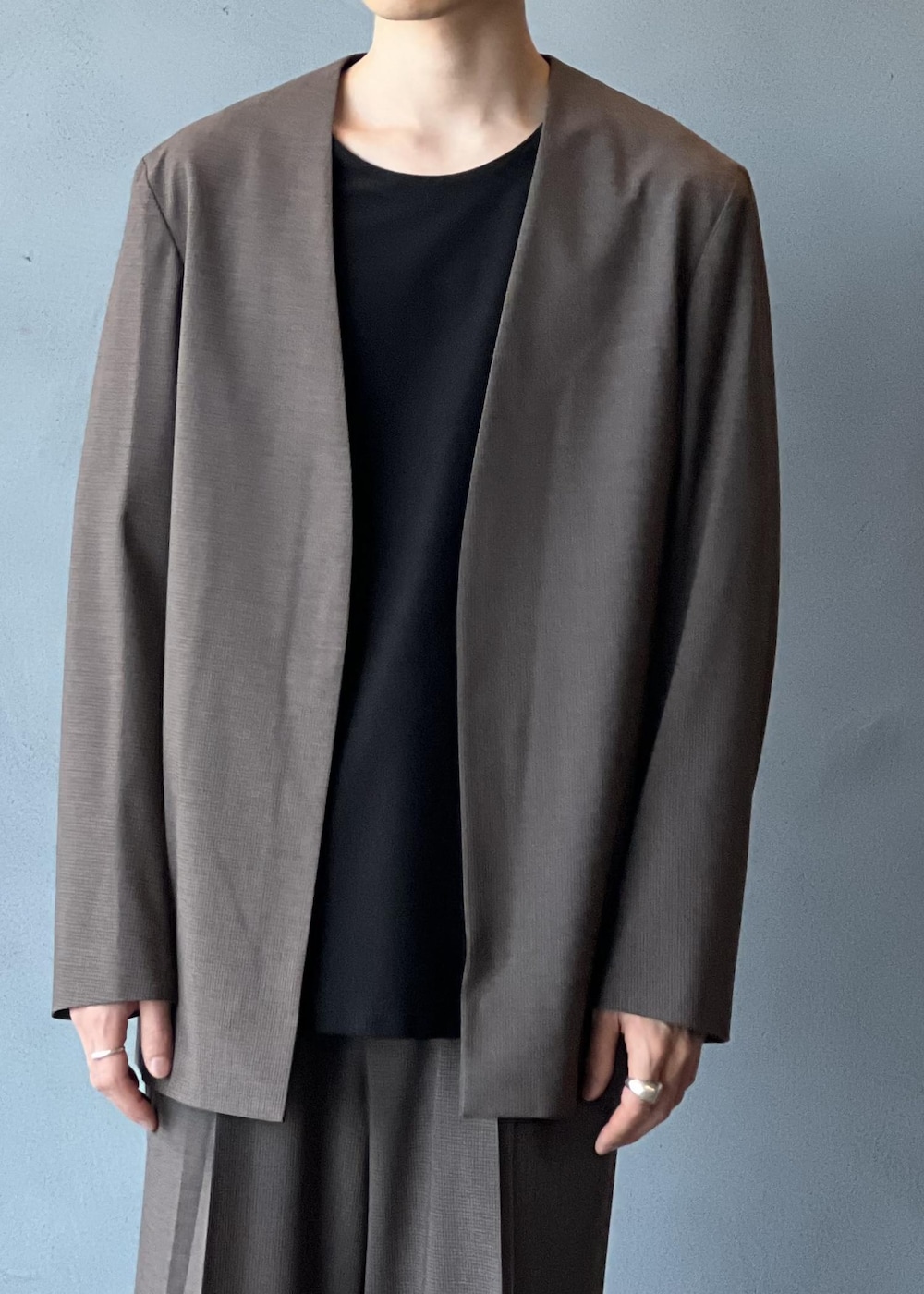 「初秋コーデ、秋コーデ、ADAM ET ROPÉ、トップス、Tシャツ/カットソー、ジャケット/アウター、ノーカラージャケット、パンツ、スラックス、GMM05060、GMS15010、GMV15010、2025JUNPRESS対象商品、25aw_homme、25aw_homme_bottom」｜「ADAM ET ROPE'の接触冷感【MINUS】スタンダード Tシャツ（Tシャツ/カットソー、ブラック系）」を使った、kodai kanomataさん（メンズ・172cm）の夏コーディネートの5枚目の写真