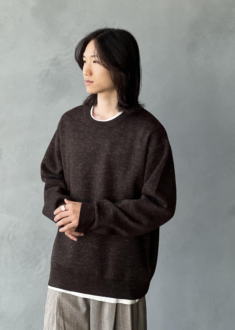「初秋コーデ、秋コーデ、初冬コーデ、ADAM ET ROPÉ、トップス、ニット/セーター、パンツ、スラックス、GKS64060、GMM14220、24AW20、24AW30、24aw_homme_gift、24aw_homme_knit、KNIT_HOMME」｜「ADAM ET ROPE'の《リバーシブル》リネンミックス ニット プルオーバー / ロングシーズン着用可能 / ユニセックス（ニット/セーター、ブラウン系）」を使った、kodai kanomataさん（メンズ・172cm）の冬コーディネートの4枚目の写真