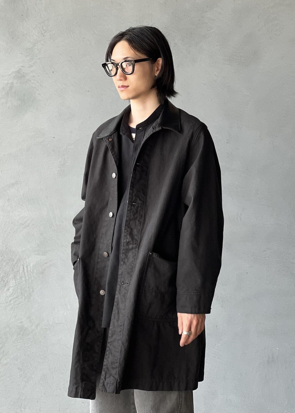 「初春コーデ、春コーデ」｜「ADAM ET ROPE'の【NIKKE/ニッケ】ウォッシャブル バンドカラー シャツ / ロングシーズン着用可能（シャツ/ブラウス、ブラック系）」を使った、kodai kanomataさん（メンズ・172cm）の冬コーディネートの4枚目の写真