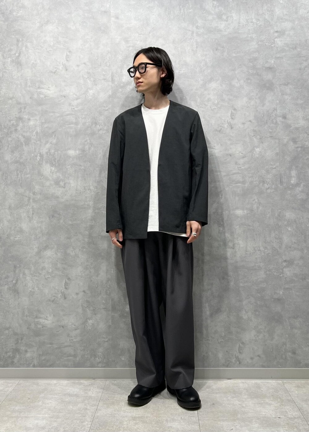 「ADAM ET ROPÉ、HOMME」｜「ADAM ET ROPE'のクロスインバーテッド ワイドストレート タック スラックス / ロングシーズン着用可能 / サスティナブル / 吸水速乾（スラックス、グレー系）」を使った、kodai kanomataさん（メンズ・172cm）の冬コーディネートの2枚目の写真