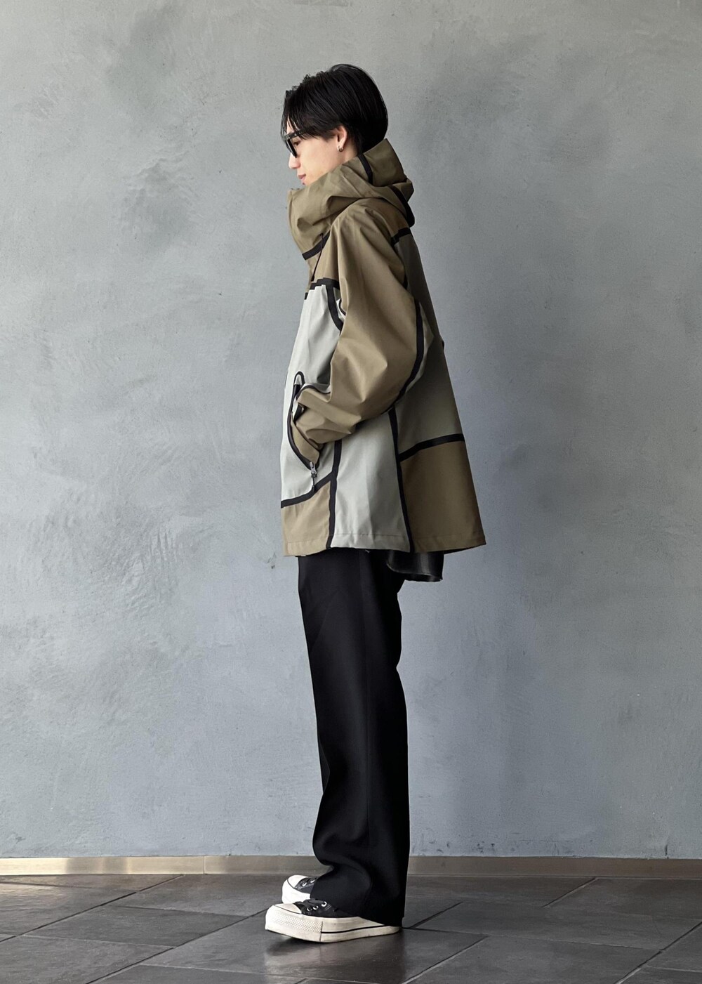 「初春コーデ、春コーデ、ADAM ET ROPÉ、トップス、その他トップス、パンツ、GKL25070、GKS25020、25ss_homme_exclusive、MBUYER'S_pickup、MSpecial_pickup」｜「Gramicciの《別注》【GRAMICCI/グラミチ】2WAY STRETCH WIDE STRAIGHT（スラックス、ブラック系）」を使った、kodai kanomataさん（メンズ・172cm）の冬コーディネートの2枚目の写真