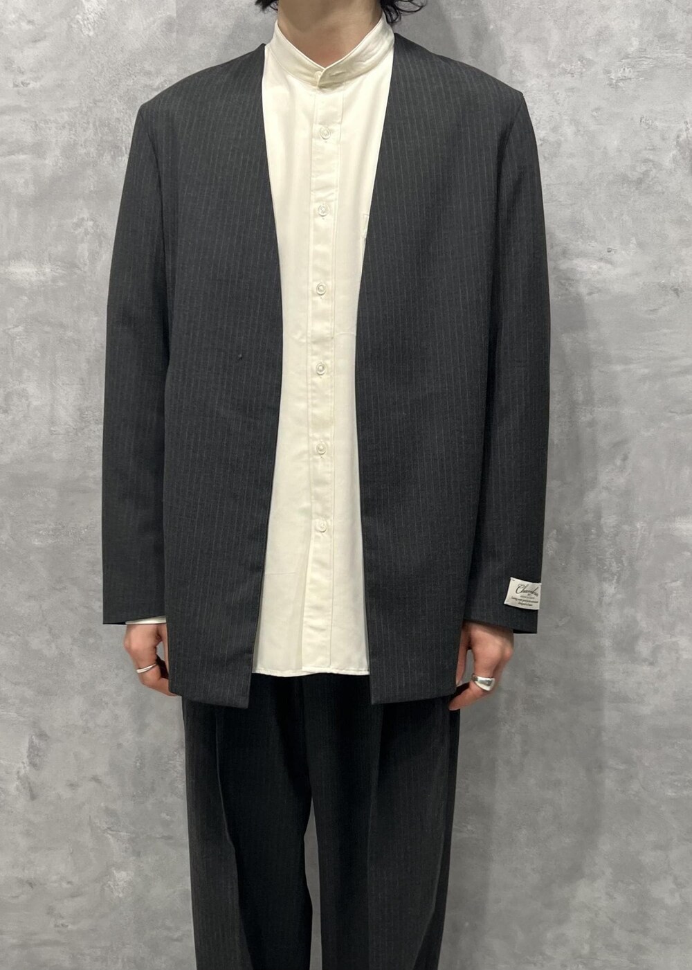 「ADAM ET ROPÉ、HOMME」｜「ADAM ET ROPE'のリラックス ドレープ レーヨンスエード とろみバンドカラーシャツ / イージーケア / 3シーズン着用可能 / ユニセックス（シャツ/ブラウス、ホワイト系）」を使った、kodai kanomataさん（メンズ・172cm）の冬コーディネートの2枚目の写真