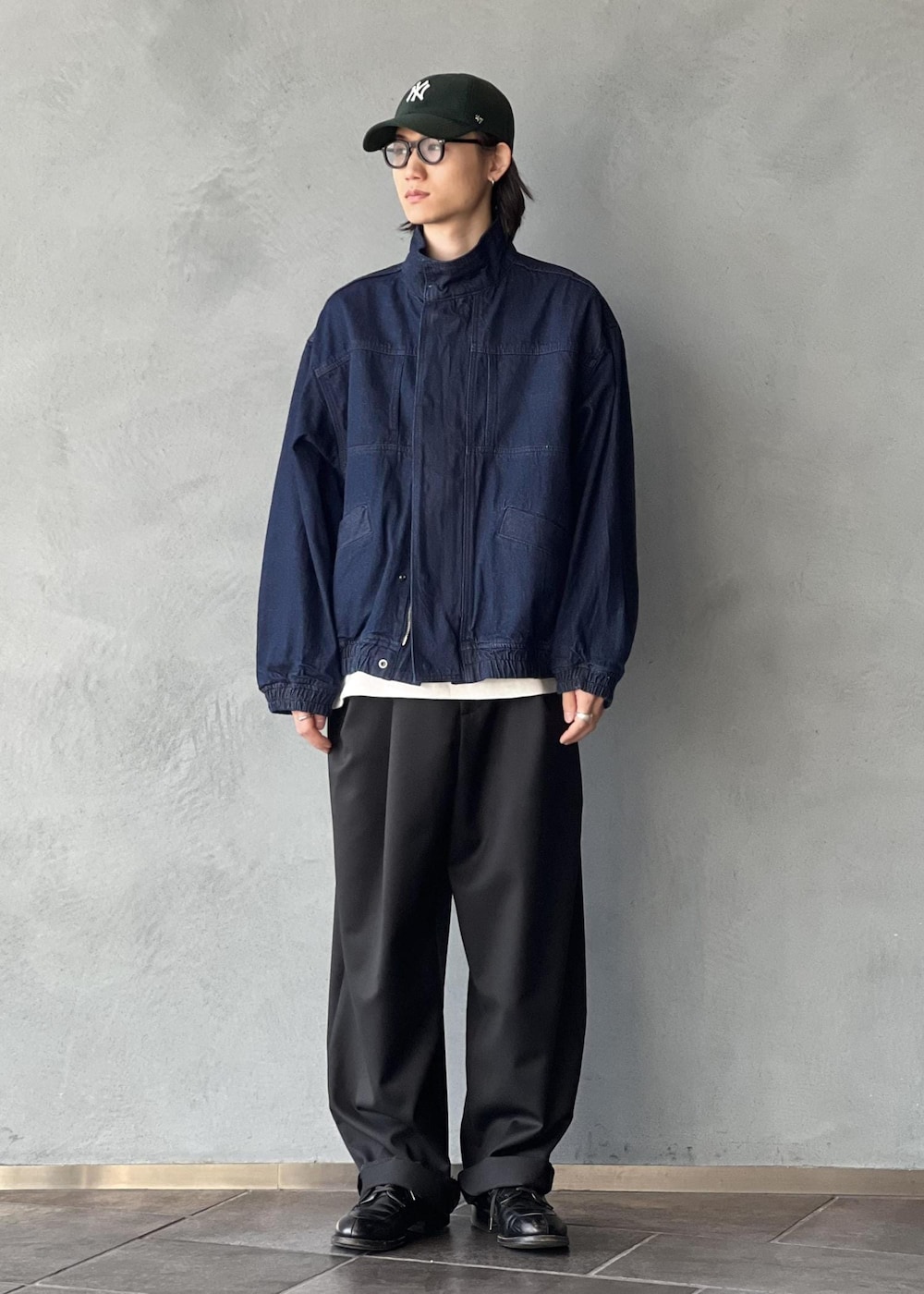 「ジャケット/アウター、ブルゾン、パンツ、GKS64560、GML05100、24AW40、ADAM ET ROPE'_JEANS、adametrope_jeans、初春コーデ、春コーデ、初秋コーデ、秋コーデ、大人カジュアル、カジュアルコーデ、シンプルコーデ」｜「ADAM ET ROPE'のデニム ボマージャケット / ADAM ET ROPE' JEANS -FILM-（デニムジャケット、ブルー系）」を使った、kodai kanomataさん（メンズ・172cm）の冬コーディネートの2枚目の写真