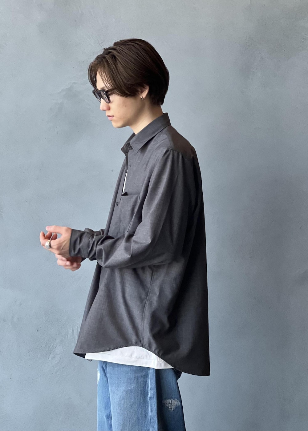 グレー系のシャツ/ブラウスを着用したメンズの夏コーディネートの5枚目の写真