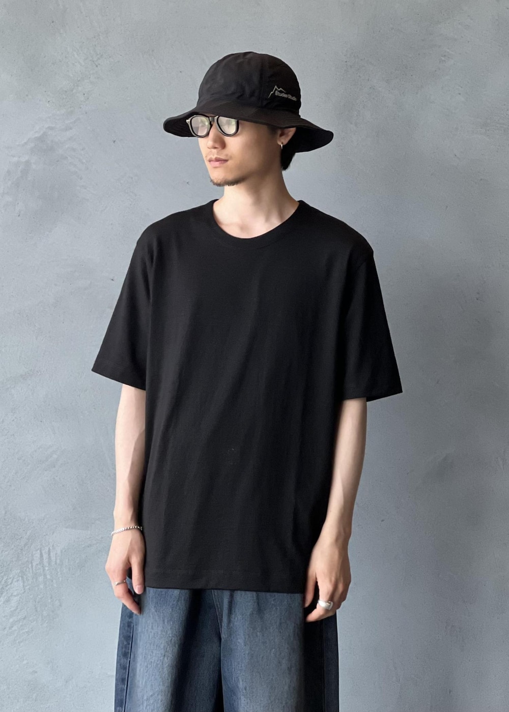 「春コーデ、初夏コーデ、夏コーデ、ADAM ET ROPÉ、トップス、Tシャツ/カットソー、パンツ、デニムパンツ、GKS25680、GMM05010、Tシャツ、あたたかい、きれいに見える、ゆったり、インナーとして」｜「ADAM ET ROPE'の【NIKKE】ウール天竺 ハーフスリーブ ニットT（Tシャツ/カットソー、ブラック系）」を使った、kodai kanomataさん（メンズ・172cm）の夏コーディネートの4枚目の写真