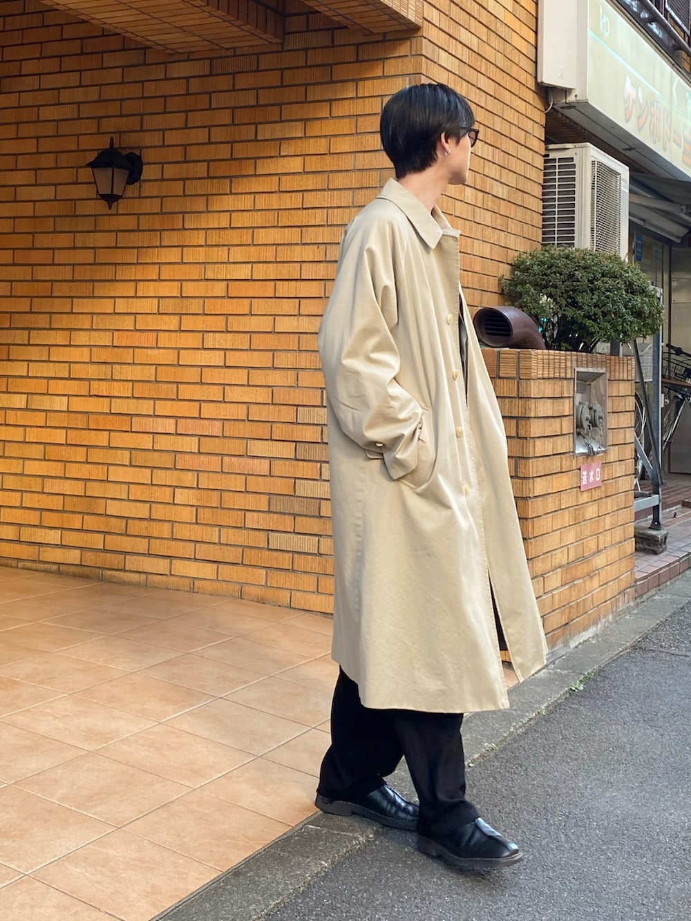 「ステンカラーコート、コモリ、COMOLI、LEMAIRE、ルメール」｜「COMOLIのアイテム（ステンカラーコート、ベージュ系）」を使った、kodai kanomataさん（メンズ・172cm）の春コーディネートの2枚目の写真