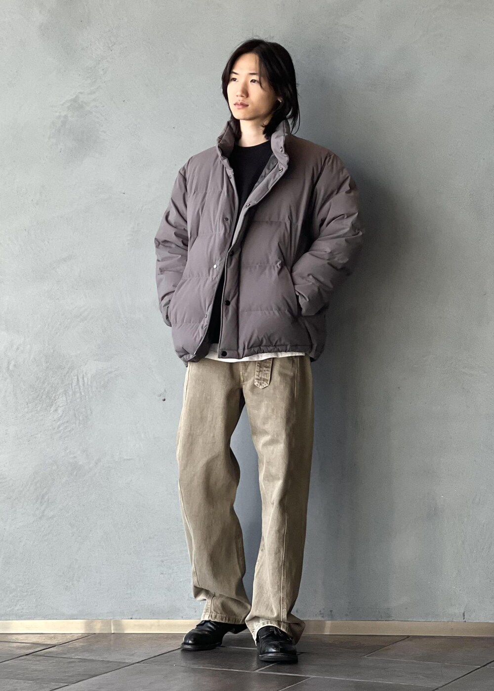 「秋コーデ、初冬コーデ、冬コーデ、ADAM ET ROPÉ、ジャケット/アウター、ダウンジャケット/コート、GML14090、24AW40、HOMME_ACT、Mcoat_pickup、Mdown_pikup」｜「ADAM ET ROPE'の【ACT_02 Ginz】CLASSIC DOWN JACKET / UNISEX / 650 FILL POWER（ダウンジャケット/コート、グレー系）」を使った、kodai kanomataさん（メンズ・172cm）の冬コーディネートの2枚目の写真