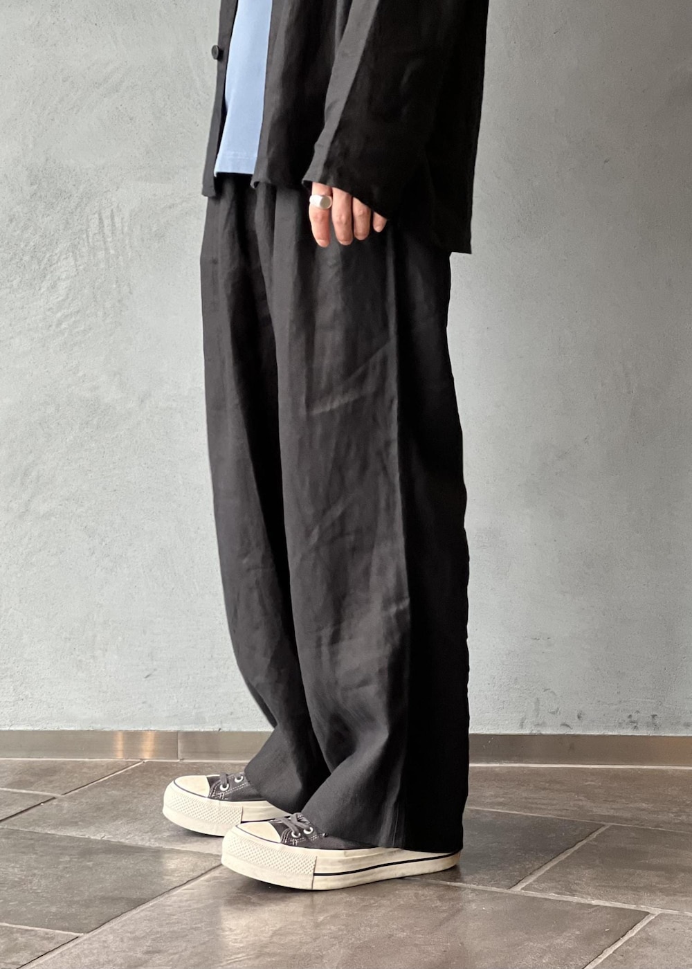 ブラック系のその他パンツ、ブラック系のテーラードジャケットを着用したメンズの春コーディネートの7枚目の写真