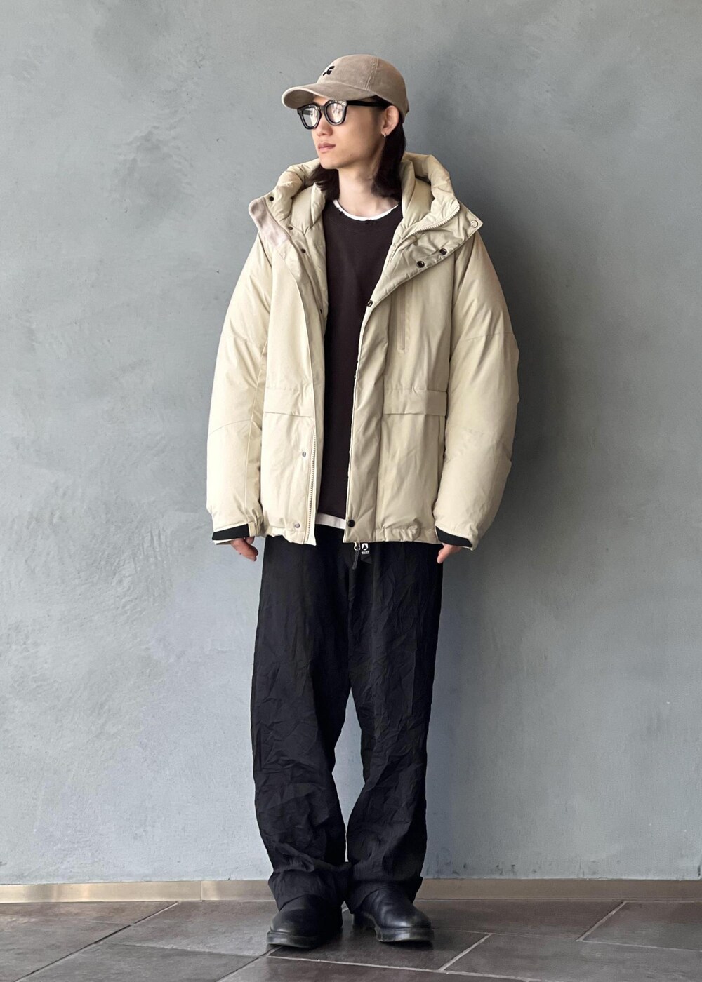 「初冬コーデ、冬コーデ」｜「ADAM ET ROPE'の【NIKKE/ニッケ】ワッシャー ウールギャバ ワイドストレート スラックス / セットアップ対応 / ユニセックス（スラックス、ブラック系）」を使った、kodai kanomataさん（メンズ・172cm）の秋コーディネートの2枚目の写真