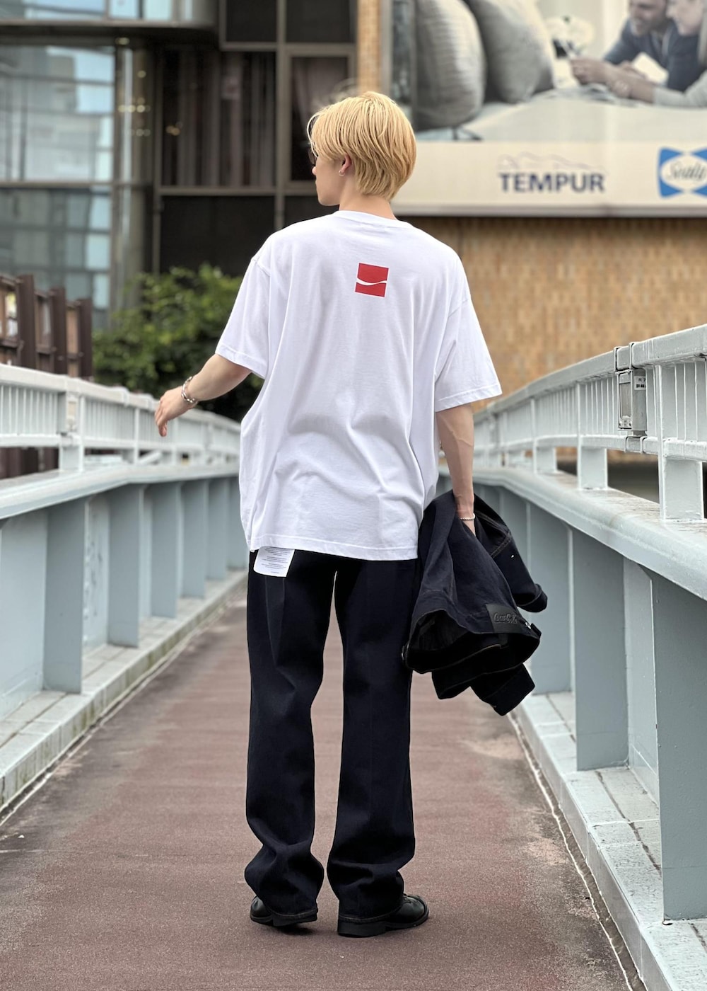 ホワイト系のTシャツ/カットソー、ブルー系のデニムパンツを着用したメンズの夏コーディネートの4枚目の写真