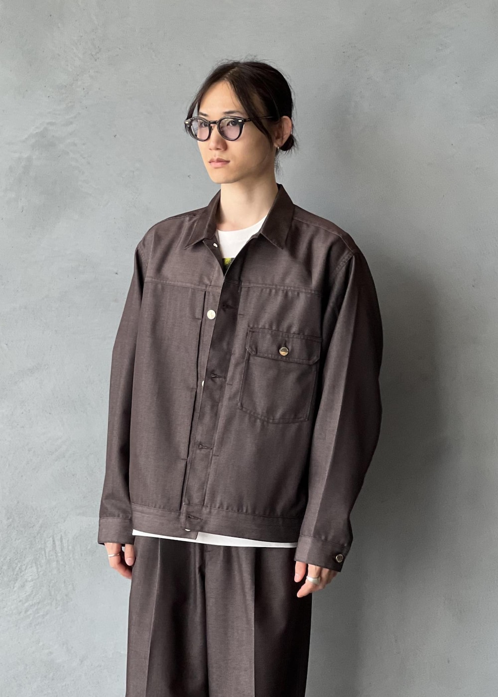 ブラウン系のデニムジャケット、ブラウン系のデニムパンツ、グレー系のTシャツ/カットソーを着用したメンズの夏コーディネートの4枚目の写真